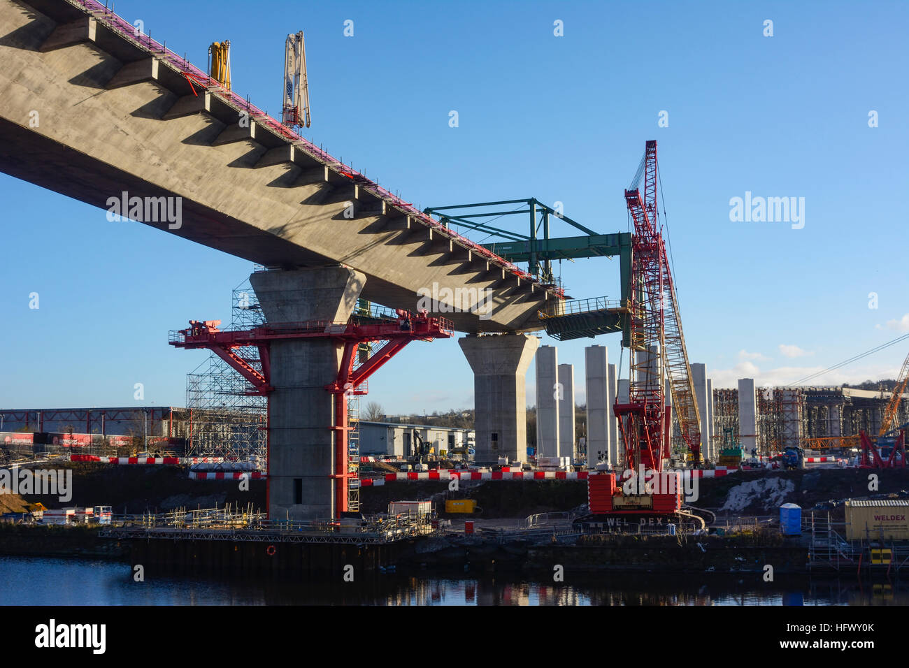 MSS Webster, l'un des deux géants de machines utilisées à l'extérieur en béton pour la construction du pont Mersey Gateway sur la Mersey. Banque D'Images