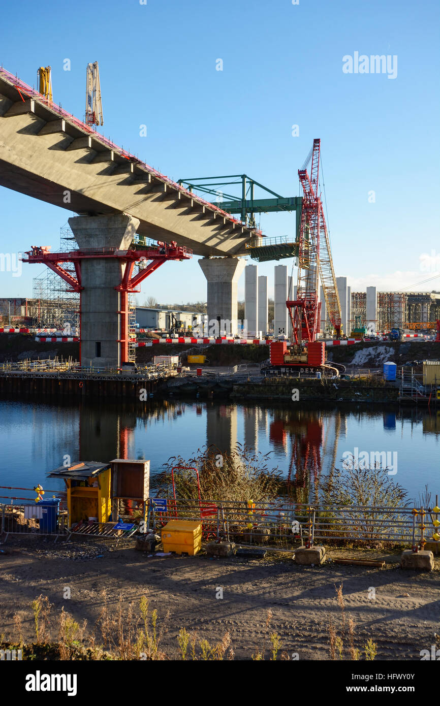MSS Webster, l'un des deux géants de machines utilisées à l'extérieur en béton pour la construction du pont Mersey Gateway sur la Mersey. Banque D'Images