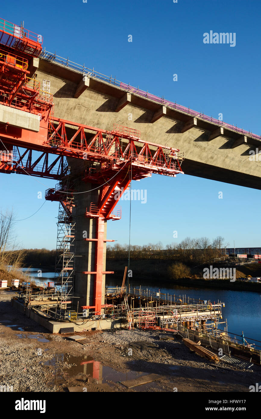 MSS Webster, l'un des deux géants de machines utilisées à l'extérieur en béton pour la construction du pont Mersey Gateway sur la Mersey. Banque D'Images