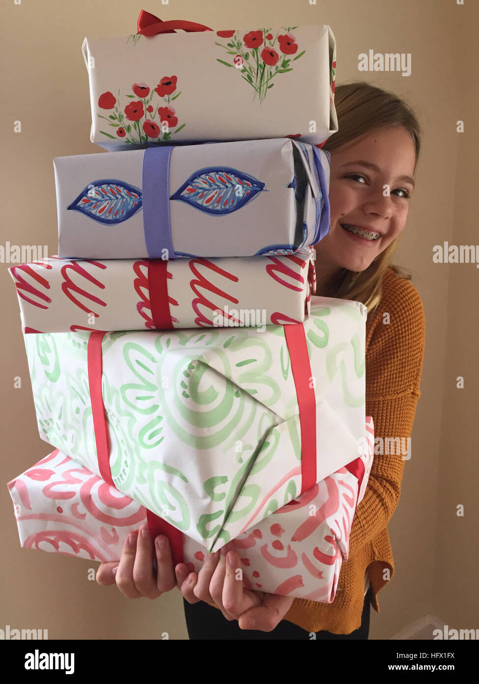 12-year-old girl Réalisation d'un emballage-cadeau. Banque D'Images