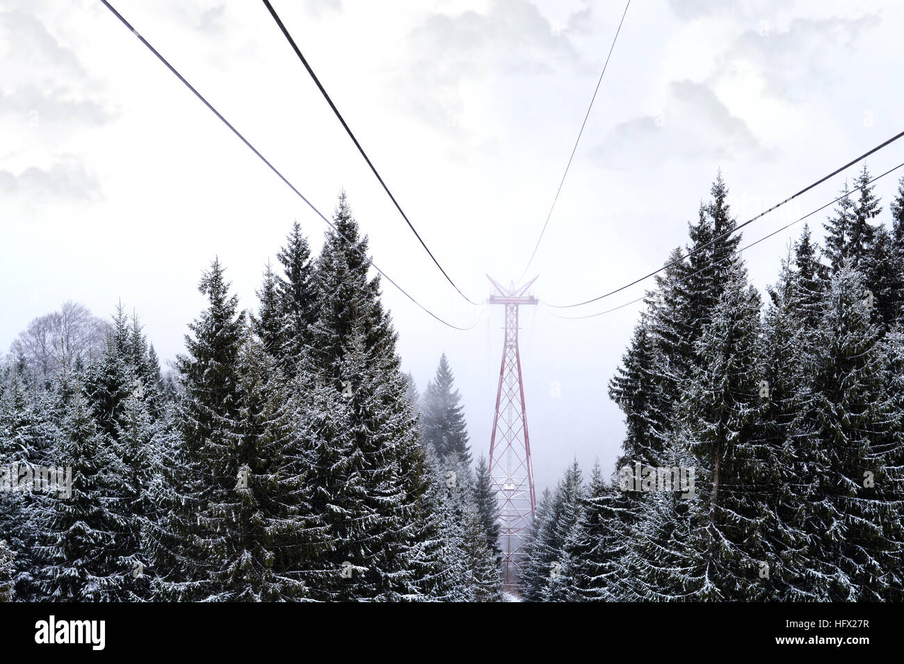 Cable car dans les Carpates sur l'heure d'hiver Banque D'Images