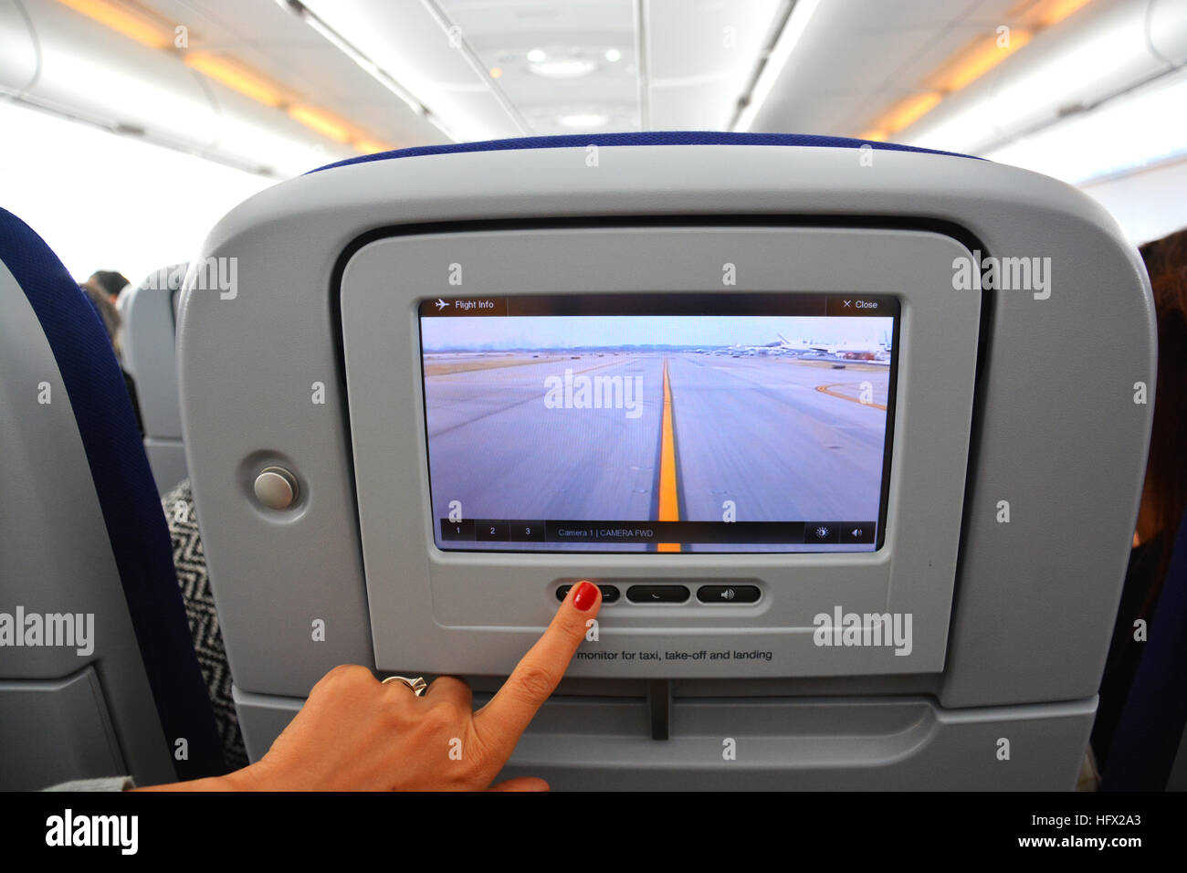 L'intérieur d'avions commerciaux- close-up de siège arrière LCD montrant des images en direct de l'extérieur de l'avion Banque D'Images