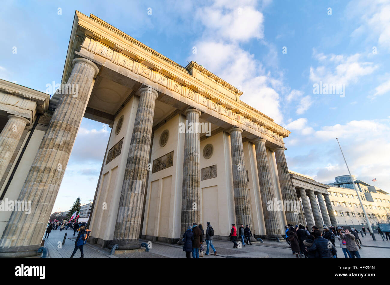 Les gens et les touristes autour de la porte de Brandebourg, Brandenburger Tor, 18e siècle monument néoclassique, Berlin, Allemagne Banque D'Images