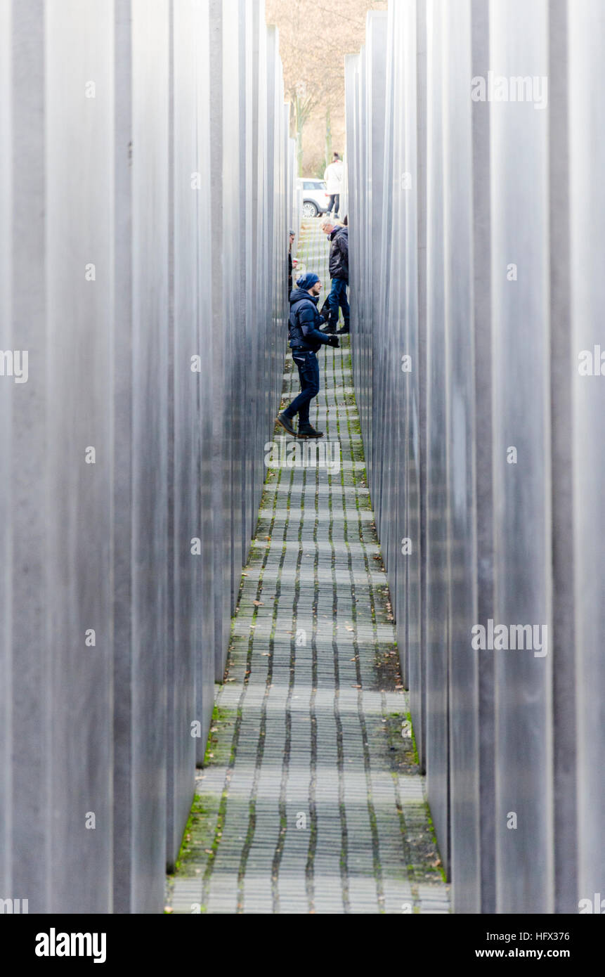 Les gens à l'intérieur du Mémorial aux Juifs assassinés d'Europe Denkmal für die ermordeten Juden Europas. Berlin, Allemagne Banque D'Images