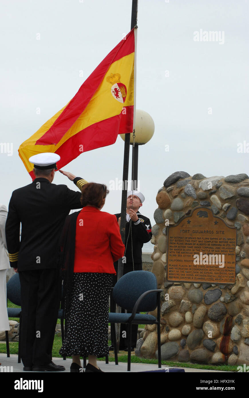070318-N-7643B-004 POINT LOMA, en Californie (18 mars 2007) - Base Navale de Point Loma commandant, Capt Mark D. Patton et Mme Maria Jésus Ferri Penalba, président de la Chambre de l'Espagne, rendre honneurs tandis qu'un marin de la Marine américaine soulève un drapeau commémoratif 18e siècle espagnol. Les deux drapeaux américains et espagnols ont été soulevées avant commémorant le 204e anniversaire de la bataille de la baie de San Diego, qui a été le seul espagnol et American Ship-to-Shore bataille en Californie pendant la guerre hispano-américaine. U.S. Navy photo by Mass Communication Specialist Seaman David A. Brandenburg (libéré) US Navy Banque D'Images