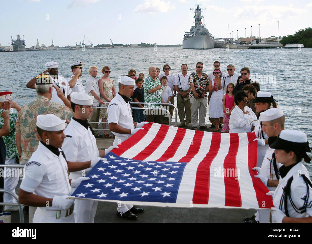 050707-N-8937A-081 Pearl Harbor, à Hawaï (7 juillet 2005) Ð Plusieurs membres de la flotte américaine du Pacifique cérémonieusement la garde d'honneur plier le drapeau américain lors d'une inhumation en mer à bord de l'USS Arizona Memorial. U.S. Navy photo by Photographer's Mate 3 classe Ian W. Anderson (libéré) US Navy 050707-N-8937A-081 Plusieurs membres de la flotte américaine du Pacifique cérémonieusement la garde d'honneur plier le drapeau américain lors d'une inhumation en mer à bord du USS Arizona Memorial Banque D'Images