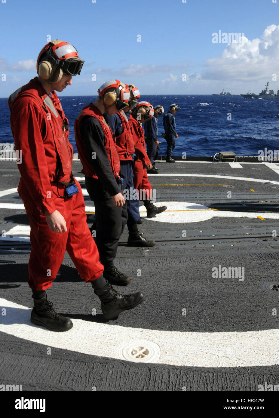 090115-N-9758G-563 de l'OCÉAN PACIFIQUE (jan. 15, 2009) marins affectés à la Pearl Harbor, cruiser lance-missiles USS (CG 65 Chosin) effectuer une marche des dommages pendant le Commandant, Groupe Naval Surface milieu pacifique (MIDPAC) Groupe de combat de surface de la voile. Le groupe soutient la voile à la flotte du Pacifique de neuf MIDPAC Programme d'emploi opérationnel de combat de surface, qui appelle à neuf des 11 combattants de surface à base d'Hawaii pour se concentrer sur l'ouest du Pacifique en effectuant la formation intermédiaire et avancé et les déploiements prévus. (U.S. Photo par marine Spécialiste de la communication de masse 2n Banque D'Images