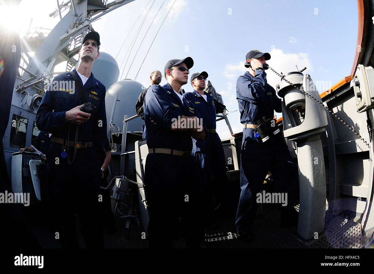 090116-N-7918H-013 GOLFE D'ADEN (janv. 17, 2009) Les officiers et militaires du quart à bord du destroyer lance-missiles USS Mahan (DDG 72) lors d'un ravitaillement vertical avec le ravitaillement de la flotte militaire commande de réapprovisionnement oiler USNS Tippecanoe (T-AO 199). Mahan est affecté à la Force opérationnelle combinée 151, un groupe de travail multinational établi pour mener des opérations de lutte contre la piraterie dans et autour du golfe d'Aden, la mer d'Oman, l'Océan Indien et la mer Rouge. (U.S. Photo par marine Spécialiste de la communication de masse 3e classe John K. Hamilton/libérés) US Navy 090117-N-7918H-013 officiers et soldats Banque D'Images