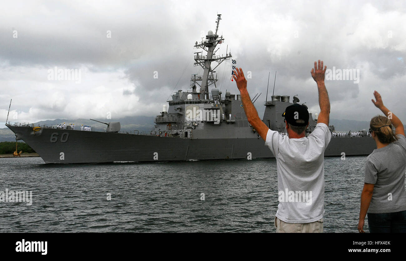 090120-N-9698C-042 PEARL HARBOR (janv. 20, 2008) Les amis et les membres de la famille de marins à bord du destroyer lance-missiles USS Paul Hamilton (DDG 60) vague comme le navire quitte la station navale Pearl Harbor le déploiement d'un service à la zone de responsabilité. Le déploiement aidera les forces de la coalition opérant dans la région de stabiliser l'environnement maritime et de lutte contre la piraterie dans cette région. (U.S. Photo par marine Spécialiste de la communication de masse 2e classe John Wallace Ciccarelli/libérés) US Navy 090120-N-9698C-042 Les amis et les membres de la famille de marins à bord des missiles de la Banque D'Images