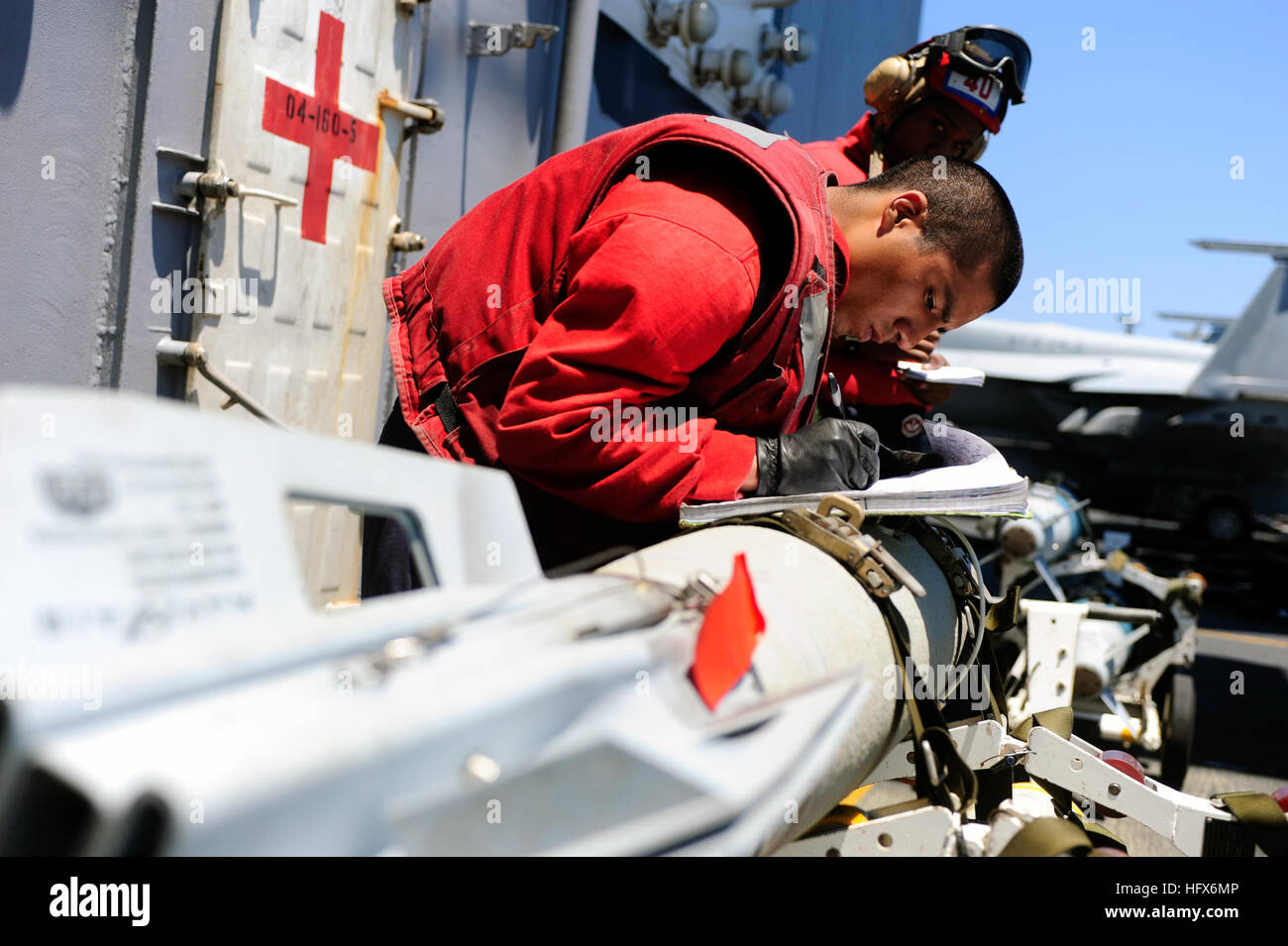 090319-N-6604E-075 DE LA MER ROUGE (19 mars 2009) l'Aviation 3e classe Ordnanceman Adan Felipe remplit un journal de munitions à bord du porte-avions USS Dwight D. Eisenhower (CVN 69). Le Groupe aéronaval d'Eisenhower est en cours pour un déploiement prévu soutenant la rotation de l'avant-forces déployées pour soutenir les opérations de sécurité maritime et d'exploiter dans les eaux internationales à travers le monde. (U.S. Photo par marine Spécialiste de la communication de masse Seaman Apprentice Bradley Evans/libérés) US Navy 090319-N-6604E-075 3e classe Ordnanceman Aviation Adan Felipe remplit un journal de munitions Banque D'Images