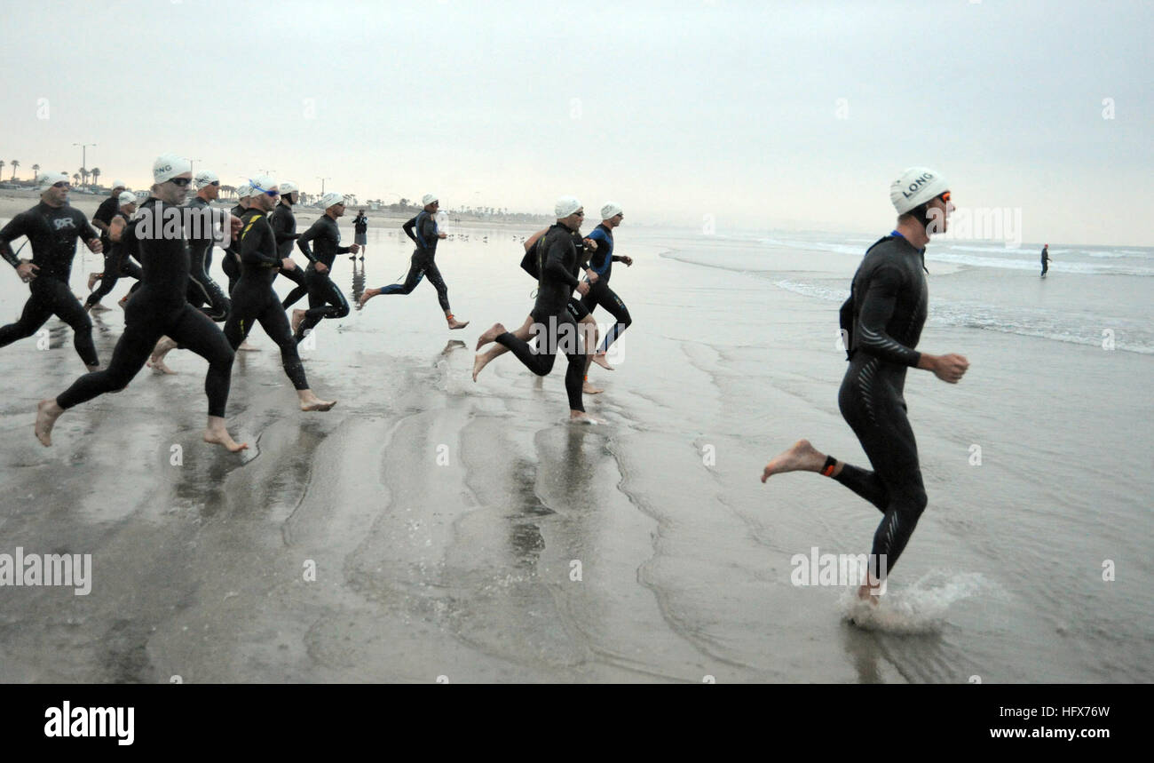 090329-N-2959G-169 CORONADO, Californie (29 mars 2009) Les athlètes course  à l'eau pour commencer la partie natation du 31e Triathlon Superfrog à  Silver Strand State Beach. Superfrog est une longue distance, triathlon de