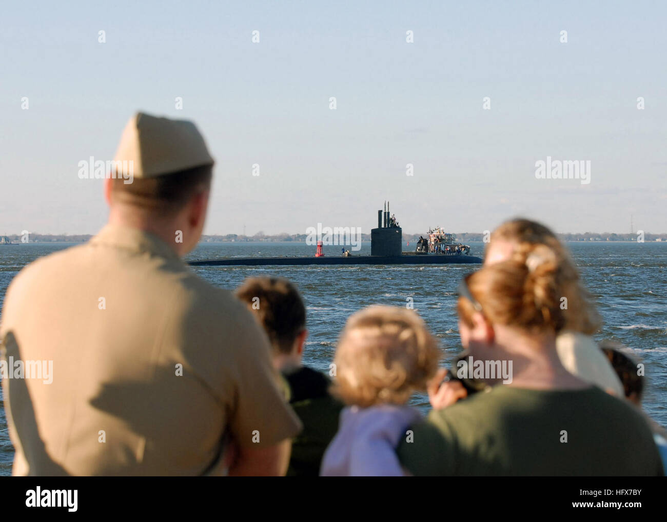 NORFOLK, VIRGINIE--La famille et les amis des marins à bord de l'USS Scranton (SSN 756) Watch de l'embarcadère comme Scranton commence un service déploiement de six mois dans le cadre du groupe expéditionnaire de Bataan. Plus de 2 000 marins affectés à Bataan (ESG) déployés pour mener des opérations de sécurité maritime à l'appui de la rotation continue des forces déployées. (U. S. Navy photo by Mass Communication Specialist Christina M. Shaw) US Navy 070106-N-5268S-001 de la famille et des amis de marins à bord de l'USS Scranton (SSN 756) Watch de l'embarcadère comme Scranton commence un déploiement prévu dans le cadre de la Ba Banque D'Images