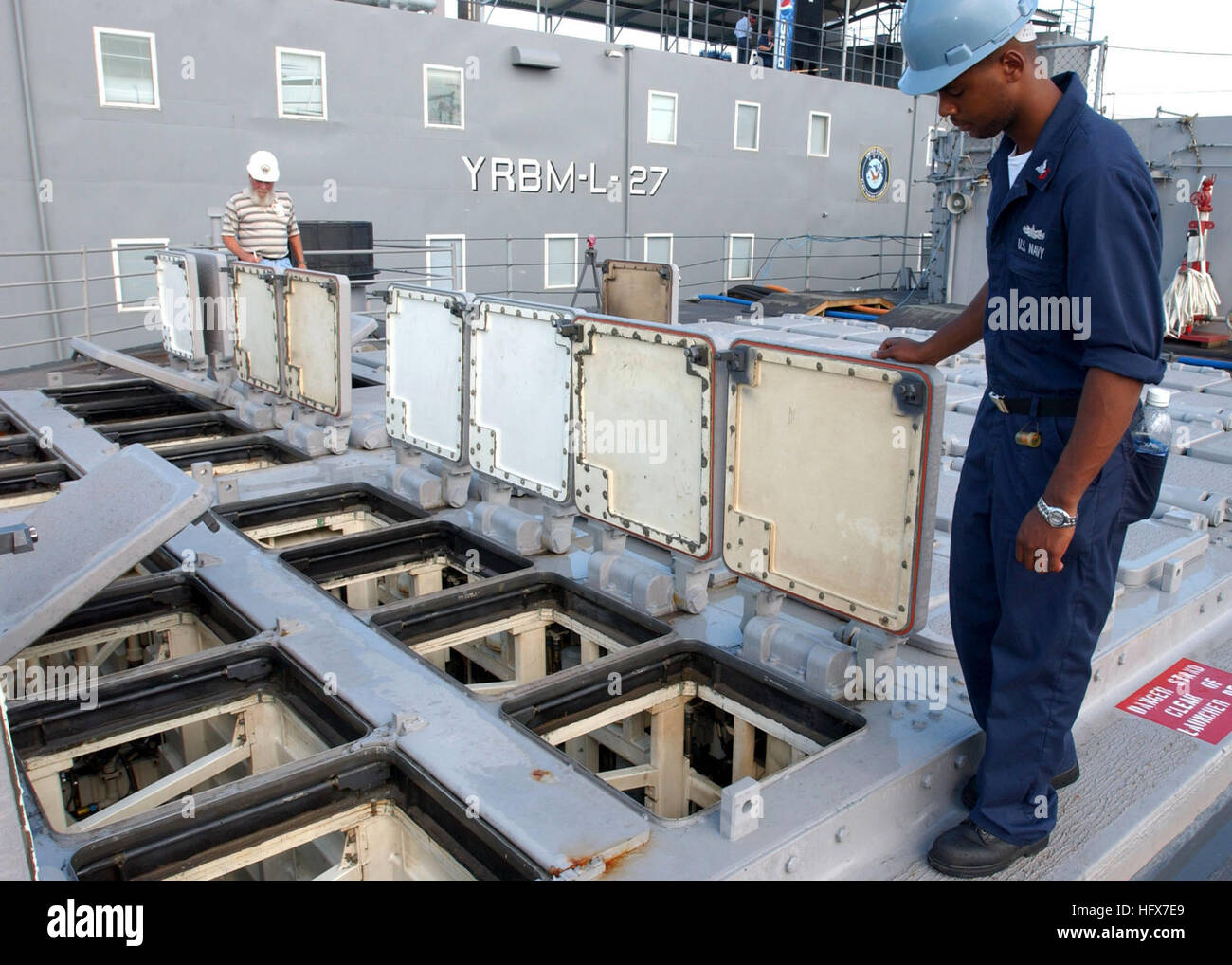 050714-N-0874H-001 Mayport, Floride (14 juillet 2005) - Gunner's Mate 2e classe Charles Coleman inspecte les écoutilles de cellules de missiles sur l'un des deux systèmes de lancement vertical (VLS) à bord du croiseur lance-missiles USS Hue Coty (CG 66). Le VLS est capable de lancer des missiles de nombreux y compris le Tomahawk Land Attack Missile et SM-2 missile Standard. La ville de Hué est actuellement dans une période de cour à bord de la station navale de Mayport, Floride U.S. Navy photo by Photographer's Mate 2e classe Charles E. Hill (libéré) US Navy 050714-N-0874H-001 Gunner's Mate 2e classe Charles Coleman inspecte les écoutilles sur une cellule de missiles Banque D'Images