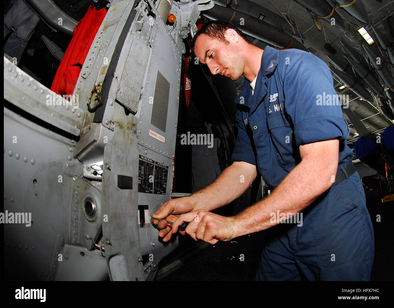 090413-N-0096C-011 de l'OCÉAN PACIFIQUE (13 avril 2009) l'Aviation 3e classe Mécanicien structurels Marcus McElroy, de Houma, en Louisiane, s'occupe de l'entretien sur la fusée d'un panneau d'aile MH-60S Sea Hawk de la 'Eightballers" de la mer d'hélicoptères de l'Escadron de Combat (HSC) 8 dans la zone du porte-avions USS JOHN C. STENNIS (CVN 74). Panneaux d'aile fusée sont étendues pylônes utilisés pour maintenir des missiles Hellfire. John C. Stennis et Carrier Air Wing 9 (CVW) sont sur un déploiement de six mois prévue à l'ouest de l'océan Pacifique. (U.S. Photo par MARINE MATELOT Eboni C. Cameron/libérés) US Navy 090413-N-0096C-0 Banque D'Images