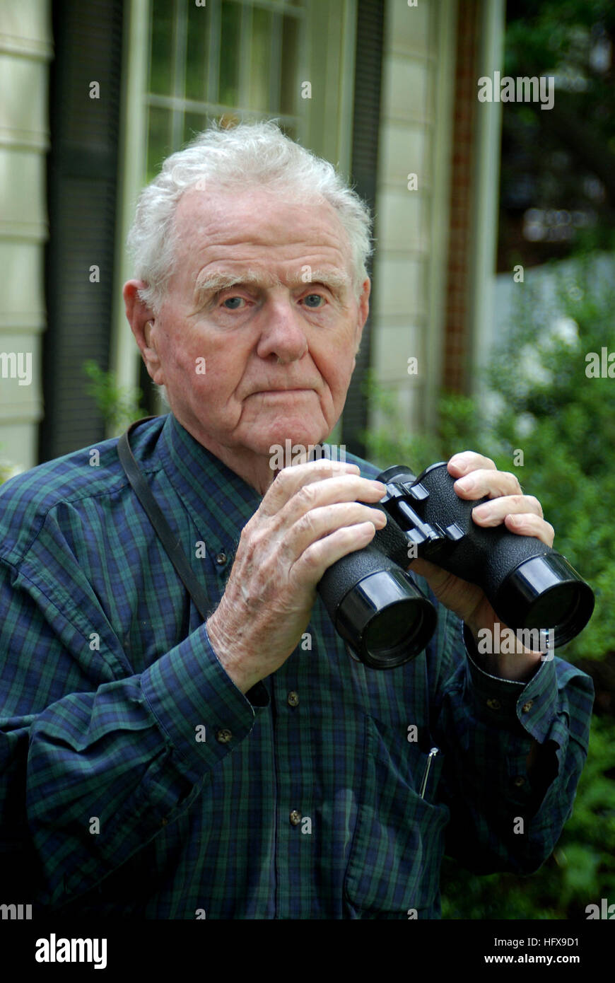 090518-N-6680H-030 Rockville, MD (18 mai 2009) a pris sa retraite de la marine américaine le Capitaine John W. Crawford pose pour une photo à son Maryland accueil avec une paire de jumelles qu'il a gagné en tant qu'aspirant à l'académie navale des États-Unis. Crawford a décidé de mettre les jumelles pour l'utilisation pratique et les a pris à bord du porte-avions USS Yorktown avant que le transporteur a quitté Pearl Harbor pour la bataille de Midway. Crawford estime les jumelles ont été perdus lorsque le transporteur a été coulé, mais un membre d'une équipe de récupération Récupération mis à bord d'Yorktown avant le naufrage les a trouvés et, voyant l'inscription à Crawford, retourné e Banque D'Images