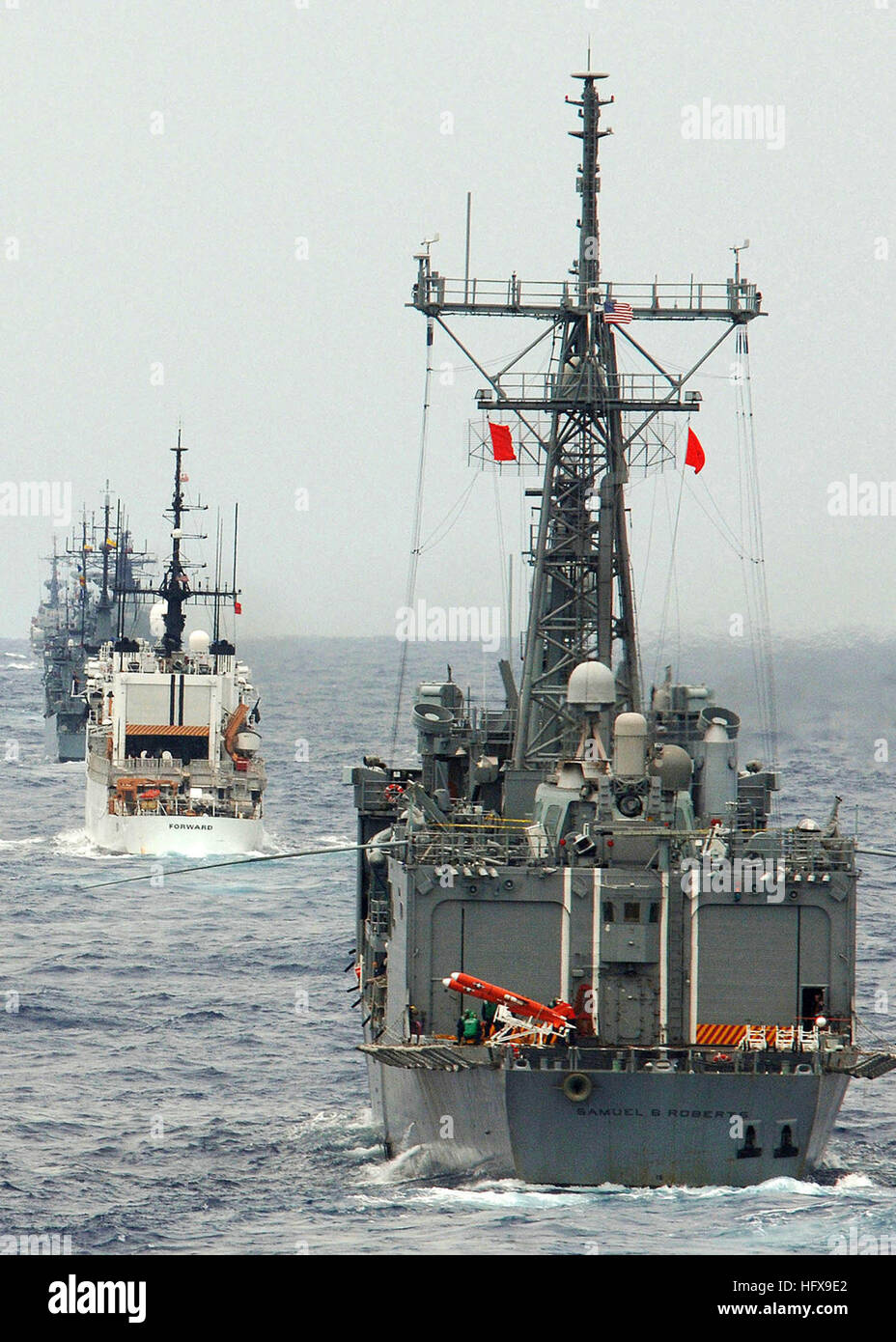 050719-N-4374S-002 Mer des Caraïbes (19 juillet 2005) - La frégate lance-missiles USS Samuel B. Roberts (FFG 58) dans une formation manoeuvres navales ainsi que des unités de la Garde côtière canadienne et de la Colombie, Chili, Équateur, Pérou et Panama pour UNITAS 46-05 avant un exercice de tir réel. Samuel B. Roberts fait partie d'une force multinationale et de la force navale de la garde côtière de six nations menant UNITAS 46-05 Phase du Pacifique. La marine colombienne dans cette année, l'unitas Phase Pacifique héberge l'Équateur, le Panama, le Pérou et les États-Unis. Au cours de l'exercice de deux semaines, les unités ont la possibilité de s'entraîner comme unified f Banque D'Images