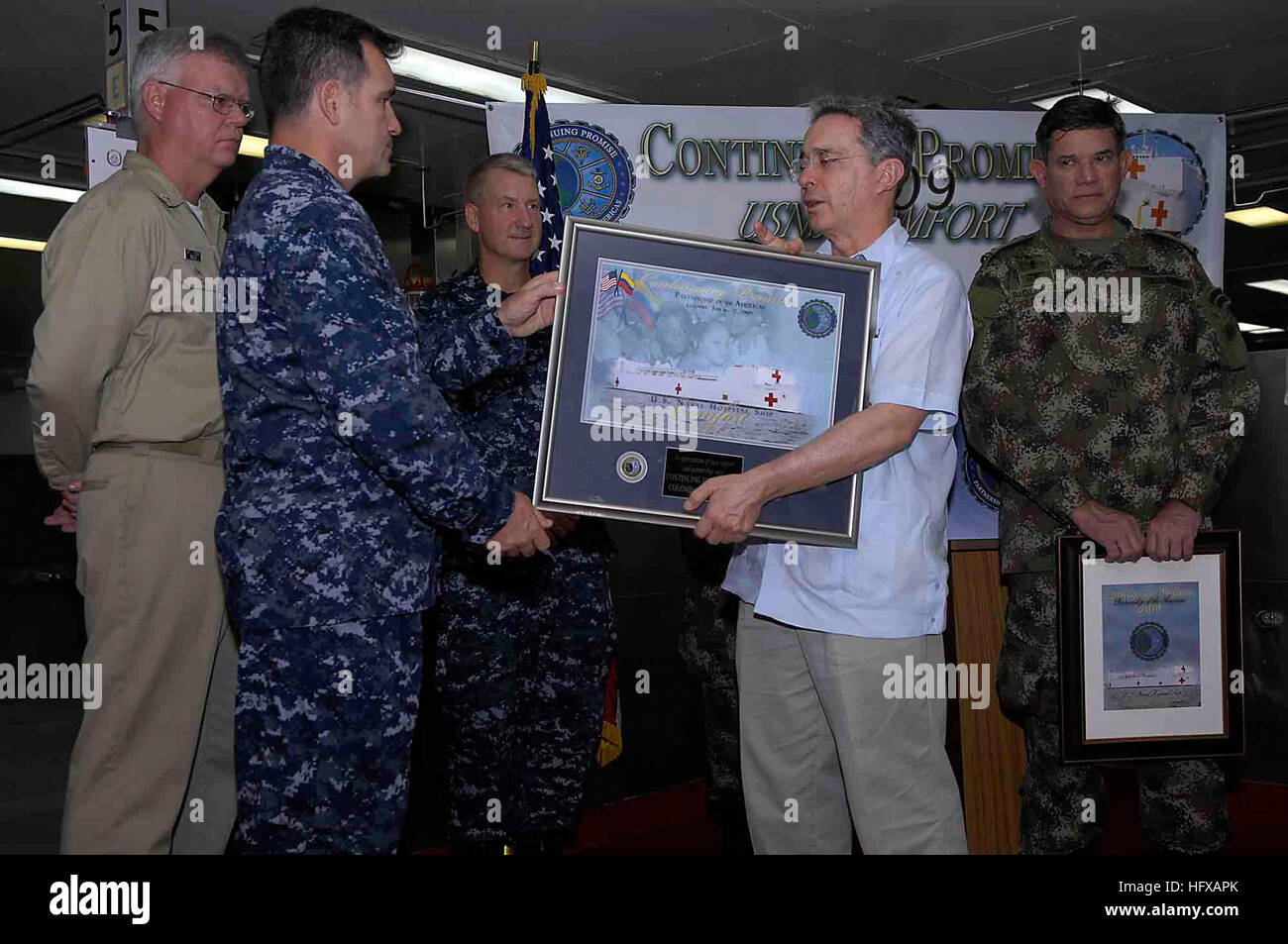 090613-F-7923S-033 de Tumaco, Colombie (13 juin 2009) Le président colombien Alvaro Uribe Velez, est présenté avec un cadeau du Capitaine Bob Lineberry, commandant de la mission d'éducation permanente, 2009 Promesse à bord de la commande de transport maritime militaire navire-hôpital USNS Comfort (T- AH 20) lors de sa visite à l'intérieur du navire. Le confort est déployé sur les quatre mois de 2009 Promesse continue la mission d'assistance humanitaire et civique à l'Amérique latine et les Caraïbes. Promesse continue combine militaires américains et du personnel inter-agences, organisations non gouvernementales, les marins de la fonction publique, les universités et les pays partenaires de pro Banque D'Images