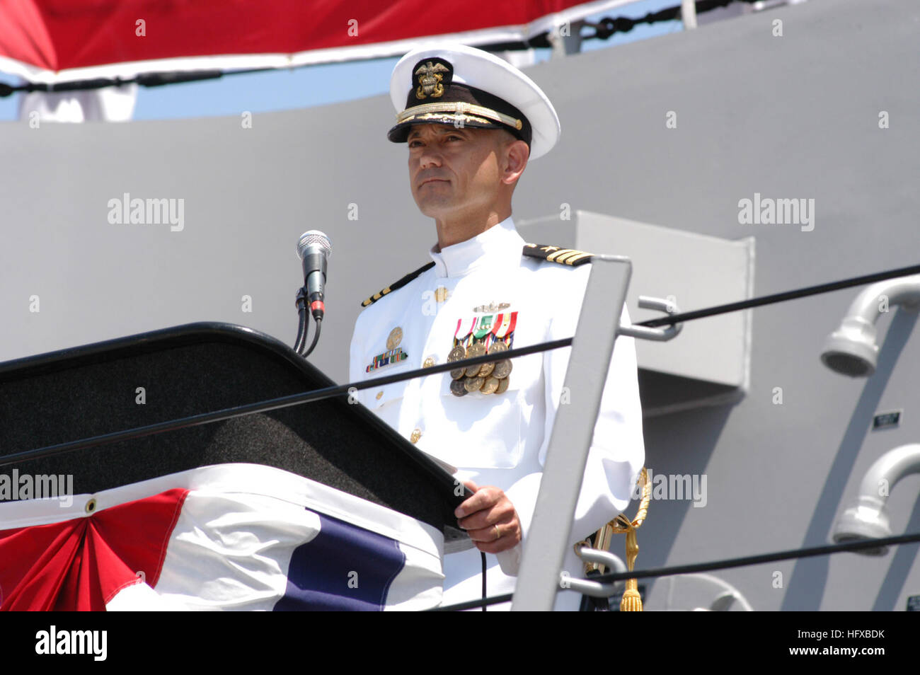 050730-N-3672K-353 San Diego, Californie (Juillet 30, 2005) - USS Halsey (DDG 96) Commandant, le capitaine James L. Autrey, adresses clients et membres d'équipage que le NavyÕs tout nouveau destroyer de classe Arleigh Burke est commandé. La cérémonie a marqué l'entrée officielle du destroyer lance-missiles dans la flotte. Le navire a été nommé après l'académie navale des États-Unis flotte diplômés Adm. William 'Bull' Halsey Jr., qui commandait la Force du Pacifique Sud et le Sud du Pacifique durant la Seconde Guerre mondiale. Halsey est capable de se battre, l'air de surface et les batailles simultanément et le navire contient un certain nombre d'offensiv Banque D'Images