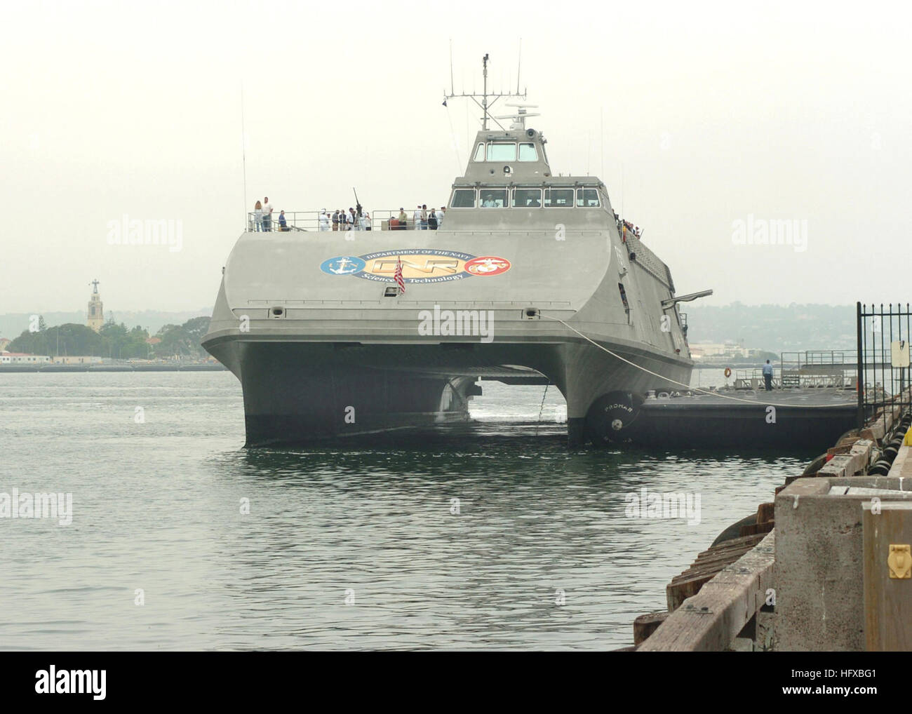 050801-N-4541B-001 San Diego, Californie (16 août 2000 1, 2005) - L'NavyÕs Craft-Experimental ÒSea FighterÓ Surface littorale (FSF-1) est arrivé à Broadway Pier, son nouveau port d'attache. Chasse La mer est le premier bateau que la Marine a conçu spécifiquement comme une Òsea,Ó châssis coque de découplage, mécanique et électrique (HM&E) systèmes à partir de la mission et permettant un vrai Óplug fightÓ et module mission capacité. L'US Navy et de l'équipage de la Garde côtière américaine de vingt-six, aidera le navire servira de navire expérimental de réduction des risques pour Littoral Programme Deepwater et navire de combat du concept d'opérations de Banque D'Images