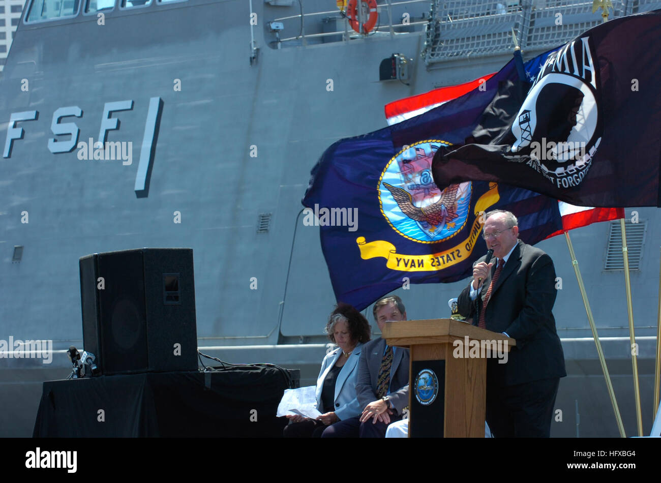 050801-N-7676W-638 San Diego, Californie (16 août 2000 1, 2005) - Président du Conseil, président et chef de la direction de Titan Corporation, le Dr Gene W. Ray, s'adresse à la foule lors de cérémonies d'accueil pour un chasseur de mer (FSF) 1. Développé par le Bureau de la recherche navale (ONR), Sea Fighter est un catamaran en aluminium à haute vitesse qui permet de tester une variété de technologies qui permettra à la Marine d'opérer dans les eaux littorales. U.S. Navy photo de John F. Williams (libéré) US Navy 050801-N-7676W-638 Président du Conseil, président et chef de la direction de Titan Corporation, le Dr Gene W. Ray, un Banque D'Images