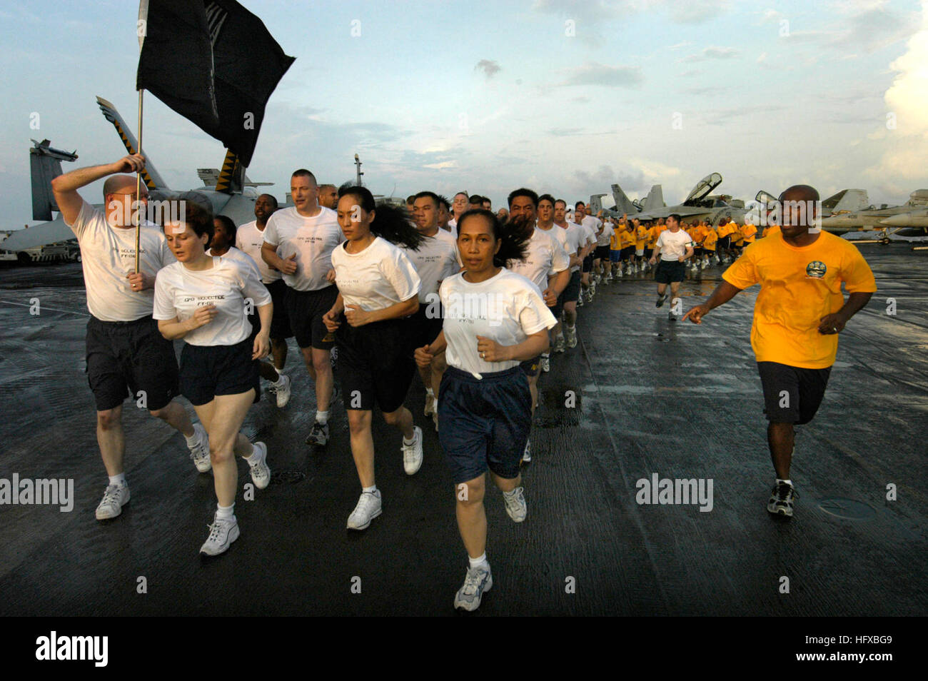 050803-N-8492C-001. Océan Pacifique (août 3, 2005) - Premier maître de (CPO) temple run en formation avec le Premier Maître Mess des officiers sur le pont à bord du porte-avions à propulsion conventionnelle USS Kitty Hawk (CV 63). L'ensemble de la lune PM Marine va subir l'entraînement physique et un enseignement personnalisé à partir de leur futur 'CPO gâchis." L'équipe Confidentialité communauté contribuera à la nouvelle lune développe l'esprit d'équipe et de les préparer pour de futurs rôles de direction après avoir fini de gagner leurs ancres souillée avec une cérémonie de l'épinglage. En ce moment en cours dans l'ouest de l'océan Pacifique, Kitty Hawk démonstration Banque D'Images