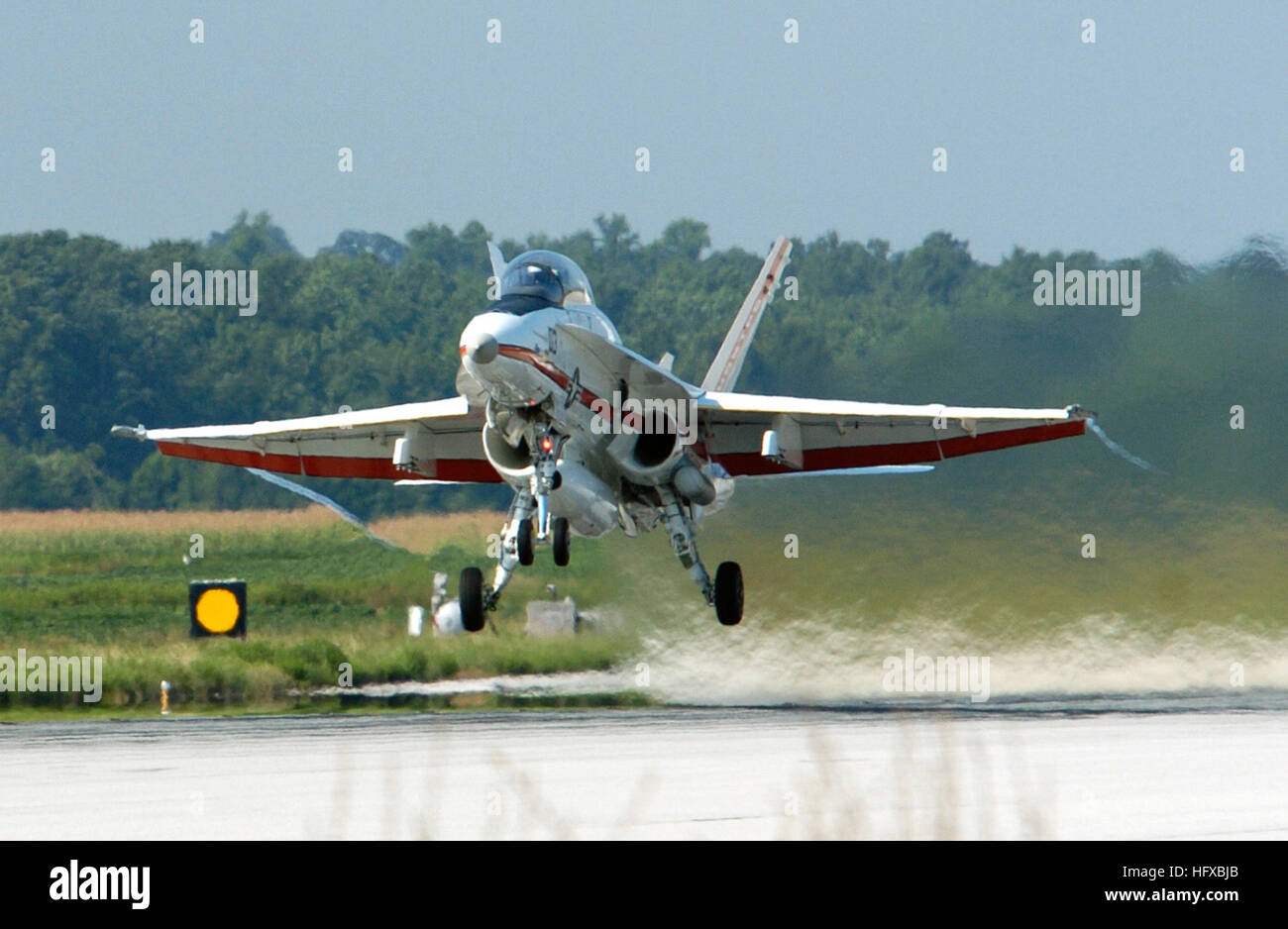 050803-N-0295M-137 Patuxent River, Maryland (Août 3, 2005) - Un F/A-18B Hornet, affecté à la U.S. Naval Test Pilot School, de partir pour un vol d'entraînement à partir de la Naval Air Station Patuxent River, Maryland La United States Naval Test Pilot School (USNTPS) assure l'enseignement de pilotes expérimentés, officiers, ingénieurs de vol et dans les processus et les techniques d'aéronefs et de systèmes d'essais et d'évaluation. L'école étudie et développe de nouvelles techniques d'essais en vol, publie des manuels pour l'utilisation de l'essai de l'aviation pour la communauté de la normalisation des techniques de test en vol et de rapports de projet, et condu Banque D'Images