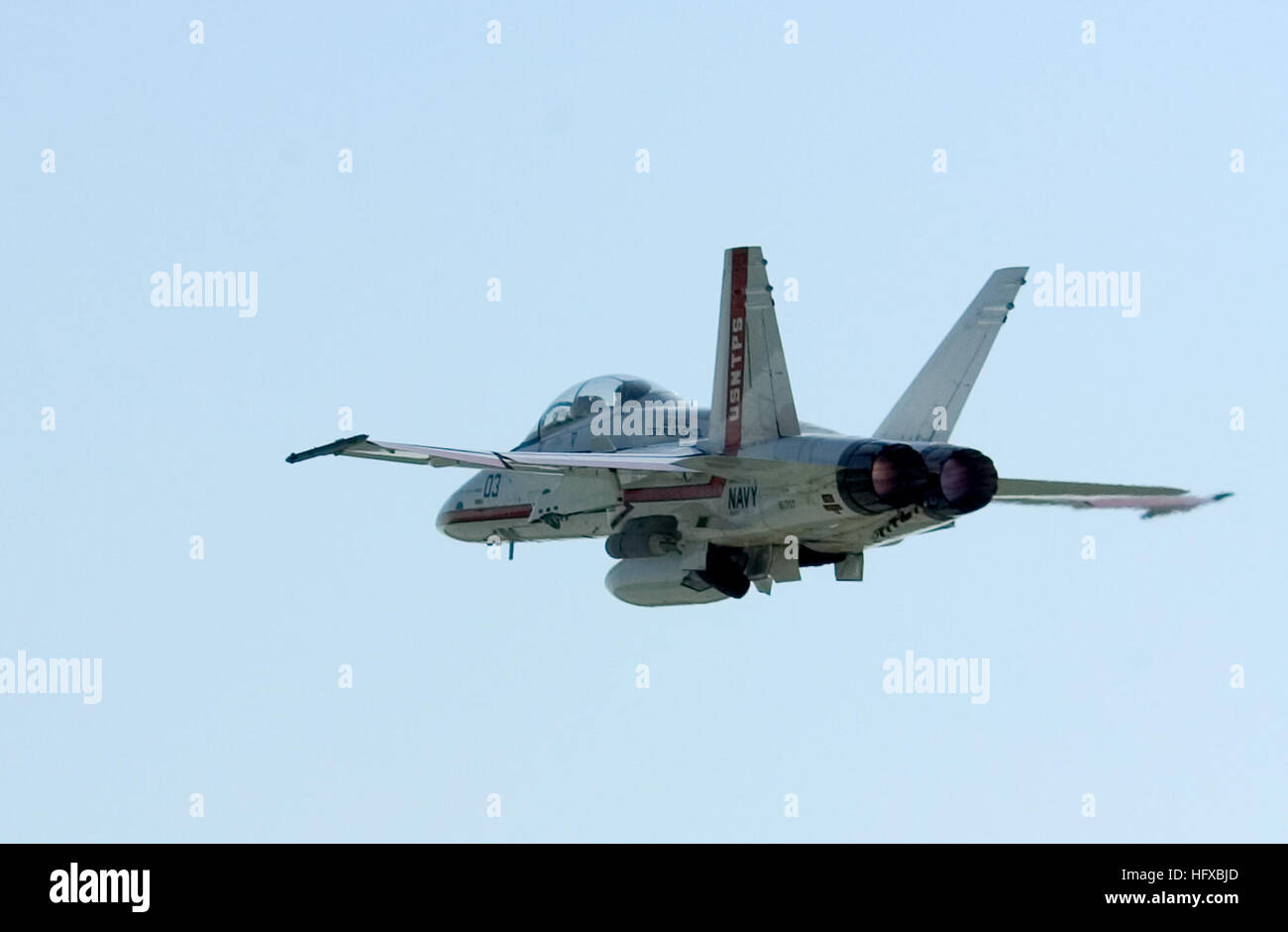 050803-N-0295M-154 Patuxent River, Maryland (Août 3, 2005) Ð Un F/A-18B Hornet, affecté à la U.S. Naval Test Pilot School, rabat ses d'atterrissage alors que dans afterburner après le décollage d'un vol d'entraînement à partir de la Naval Air Station Patuxent River, Maryland La United States Naval Test Pilot School (USNTPS) assure l'enseignement de pilotes expérimentés, officiers, ingénieurs de vol et dans les processus et les techniques d'aéronefs et de systèmes d'essais et d'évaluation. L'école étudie et développe de nouvelles techniques d'essais en vol, publie des manuels pour l'utilisation de l'essai de normalisation de la communauté de l'aviation de fl Banque D'Images