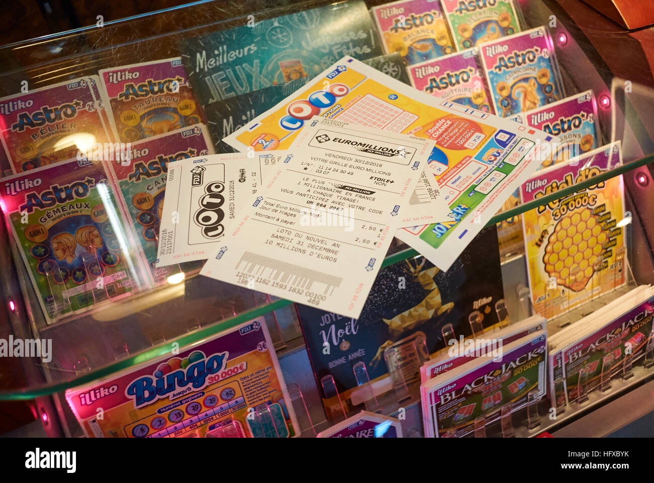 Euromillions et loto française des billets de loterie sur un comptoir Banque D'Images