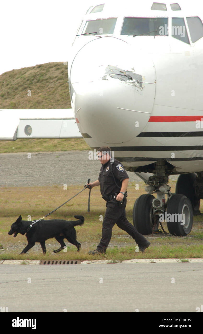 050815-F-4201N-092 Anchorage, Alaska (16 août 2000 15, 2005) Ð Un membre de la Transportation Security Administration (TSA) effectue une recherche des objets non identifiés au cours d'une mission d'alerte au cours de l'Alaska Shield/Northern Edge à Anchorage, Alaska. Protection de l'Alaska/Northern Edge '05 est le plus grand exercice de sécurité/défense intérieure jamais réalisée en Alaska. Cet exercice est la première occasion au sein de l'état à l'intégration, de l'état local et réponse du gouvernement fédéral à une série de simulation d'urgence, y compris les catastrophes naturelles, les attaques terroristes et les scénarios de pertes de masse. L'IA des États-Unis Banque D'Images