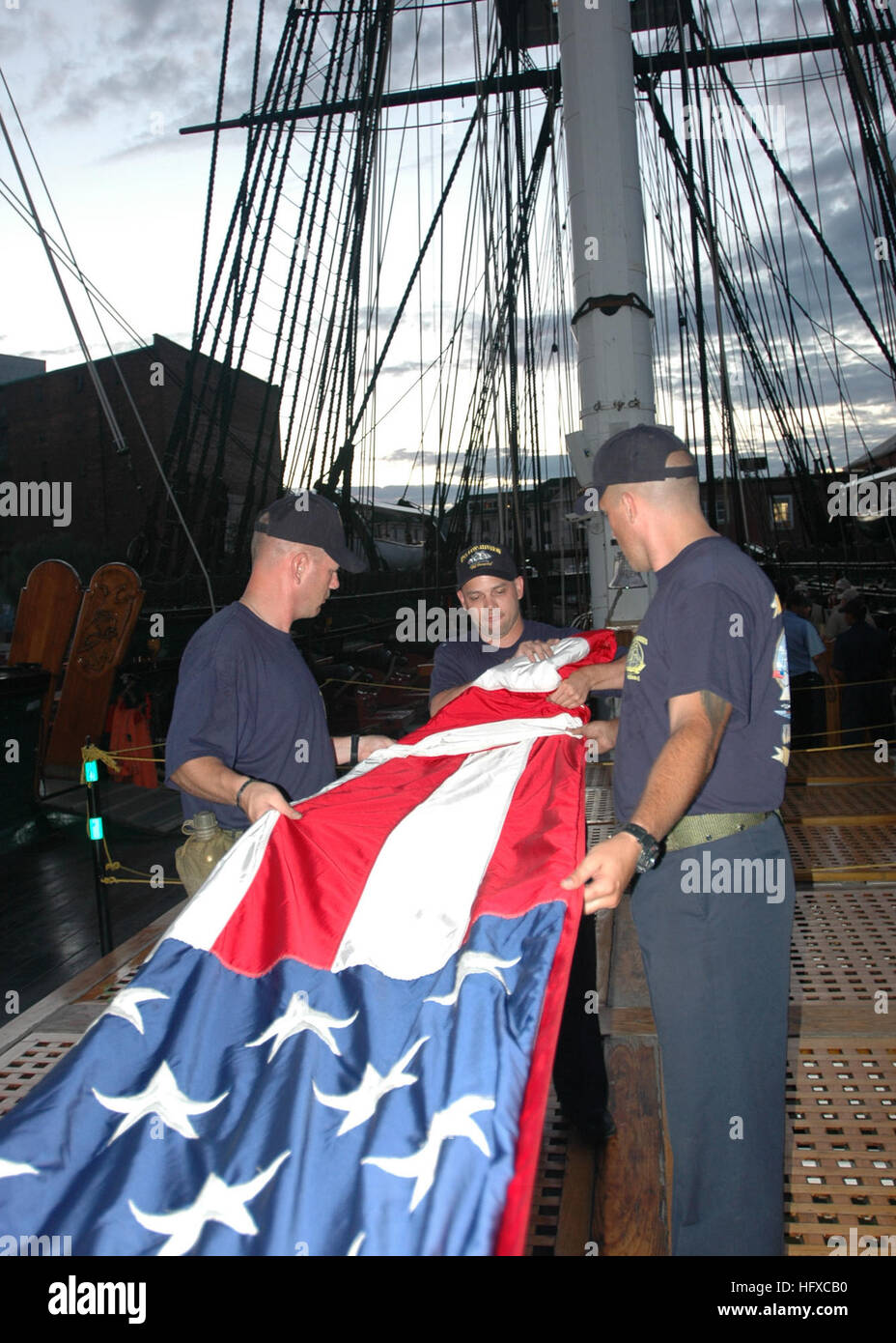 050823-N-9076B-017 Boston (Août 23, 2005) Ð Premier maître de lune fois l'enseigne à bord de l'USS Constitution après une journée d'relationsÕ communautaire des projets dans la région de Boston. ÒOld IronsidesÓ participe à la formation de PM selectee chaque été, l'enseignement d'environ 300 nouveaux chefs en leadership et le travail d'équipe de l'histoire de sorte qu'ils peuvent appliquer ces connaissances dans leurs carrières modernes. U.S. Navy photo by Chef PhotographerÕs Mate Don Bray (libéré) US Navy 050823-N-9076B-017 Le Premier maître de lune fois l'enseigne à bord de l'USS Constitution après une journée des relations communautaires dans des projets Banque D'Images