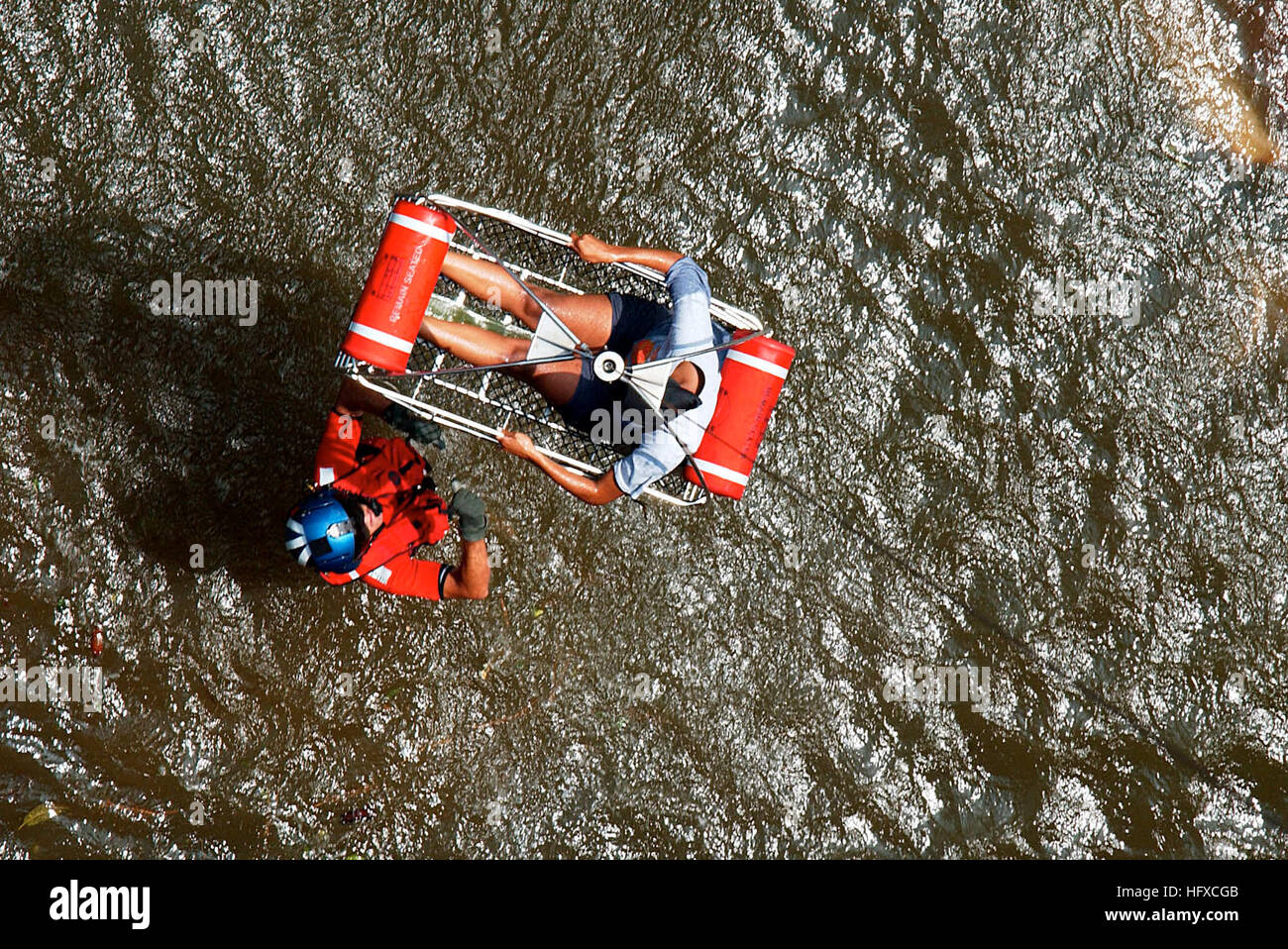 050830-C-3721C-071 la Nouvelle Orléans (Août 30, 2005) Ð U.S. Coast Guard Maître de 2e classe Scott D. Rady de Tampa, Floride, donne le signal à hisser jusqu'à une femme enceinte de son appartement lors d'une recherche et sauvetage (SAR) à La Nouvelle-Orléans. La Garde côtière a secouru 11 survivants de l'immeuble qui a été inondée à la suite de l'ouragan Katrina. Un ouragan de catégorie 4, Katrina ont débarqué à environ 7:10 h HNE près du bayou de Louisiane ville de Buras. U.S. Coast Guard photo de Maître de 2e classe NyxoLyno Cangemi (libéré) US Navy 050830-C-3721C-071 petite garde-côtes des États-Unis Banque D'Images