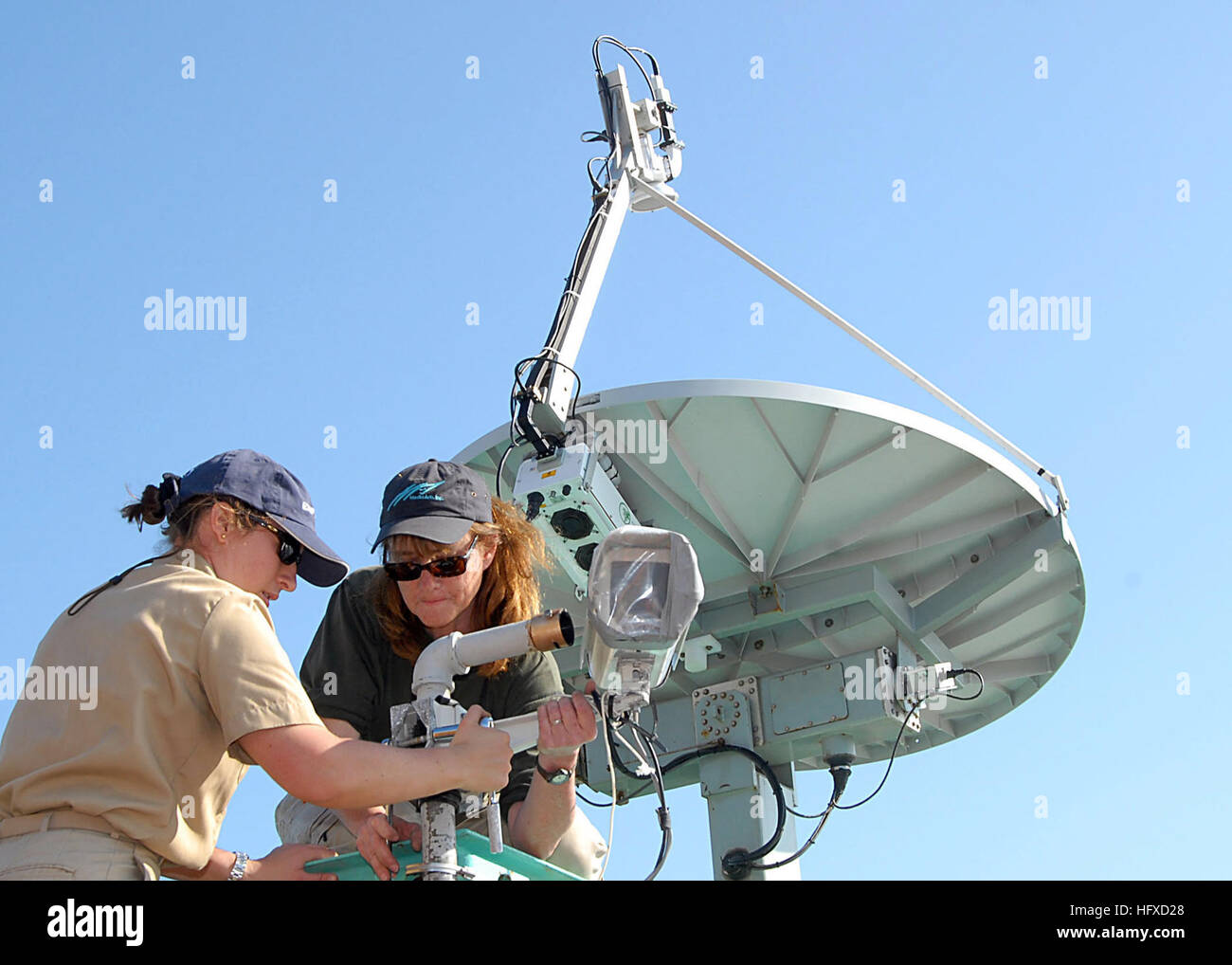 070227-N-6020F-013 Galveston, Texas (fév. 27, 2007) Ð National Oceanic and Atmospheric Administration (NOAA) officier du Corps Nicola Samuelson et Mary Nichols installer une caméra vidéo pour surveiller le positionnement de l'Argus, un traîneau de remorquage utilisée par l'Institut pour l'exploration (IFE). Samuelson, un véhicule télécommandé (ROV) navigator, sera sur Argus manoeuvre prochaine mission Flower Garden Banks projet en mars. Nichols, un ingénieur vidéo, fait fonctionner la caméra haute définition sous-marine sur l'Argus. U.S. Navy photo by Mass Communication Specialist 1re classe John Fields (libéré) US Navy 070227-N- Banque D'Images