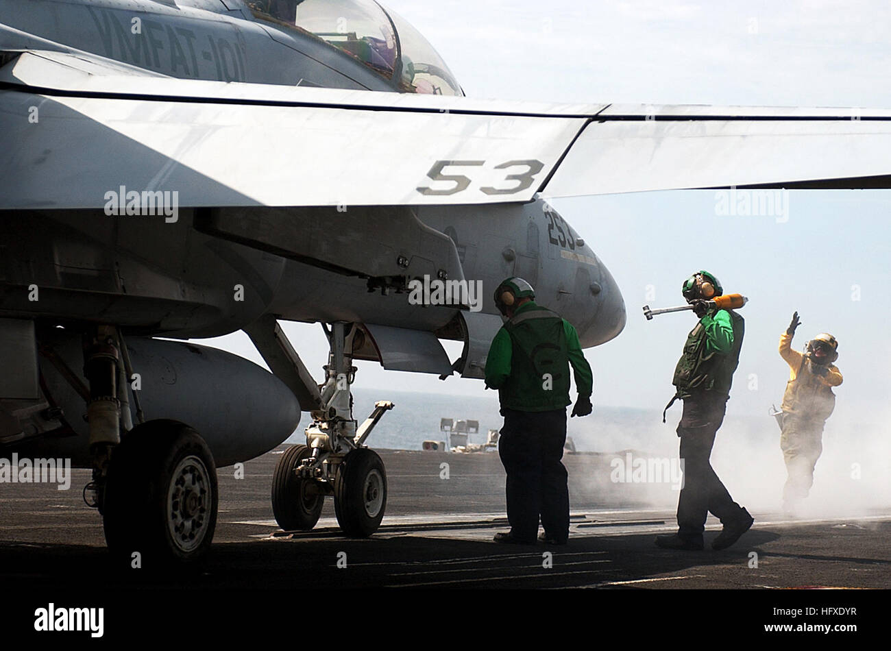 050919-N-7130B-074 de l'océan Pacifique (sept. 19, 2005) - le personnel du poste de pilotage préparer un F/A-18B Hornet, affecté à la 'Sharp' tireurs de chasse de l'Escadron d'entraînement maritime attaque un zéro Un (VMFAT-101), pour lancer à partir de la cabine de pilotage de la classe Nimitz porte-avions USS Ronald Reagan (CVN 76). Reagan est actuellement en cours dans l'océan Pacifique des qualifications de l'opérateur pour la flotte de la côte ouest des escadrons de remplacement (FRS). U.S. Navy photo by Photographer's Mate Aaron 3e classe (fardeau) PARUTION US Navy 050919-N-7130B-074 personnel Poste de pilotage préparer une F-A-18B Hornet, attribué à t Banque D'Images