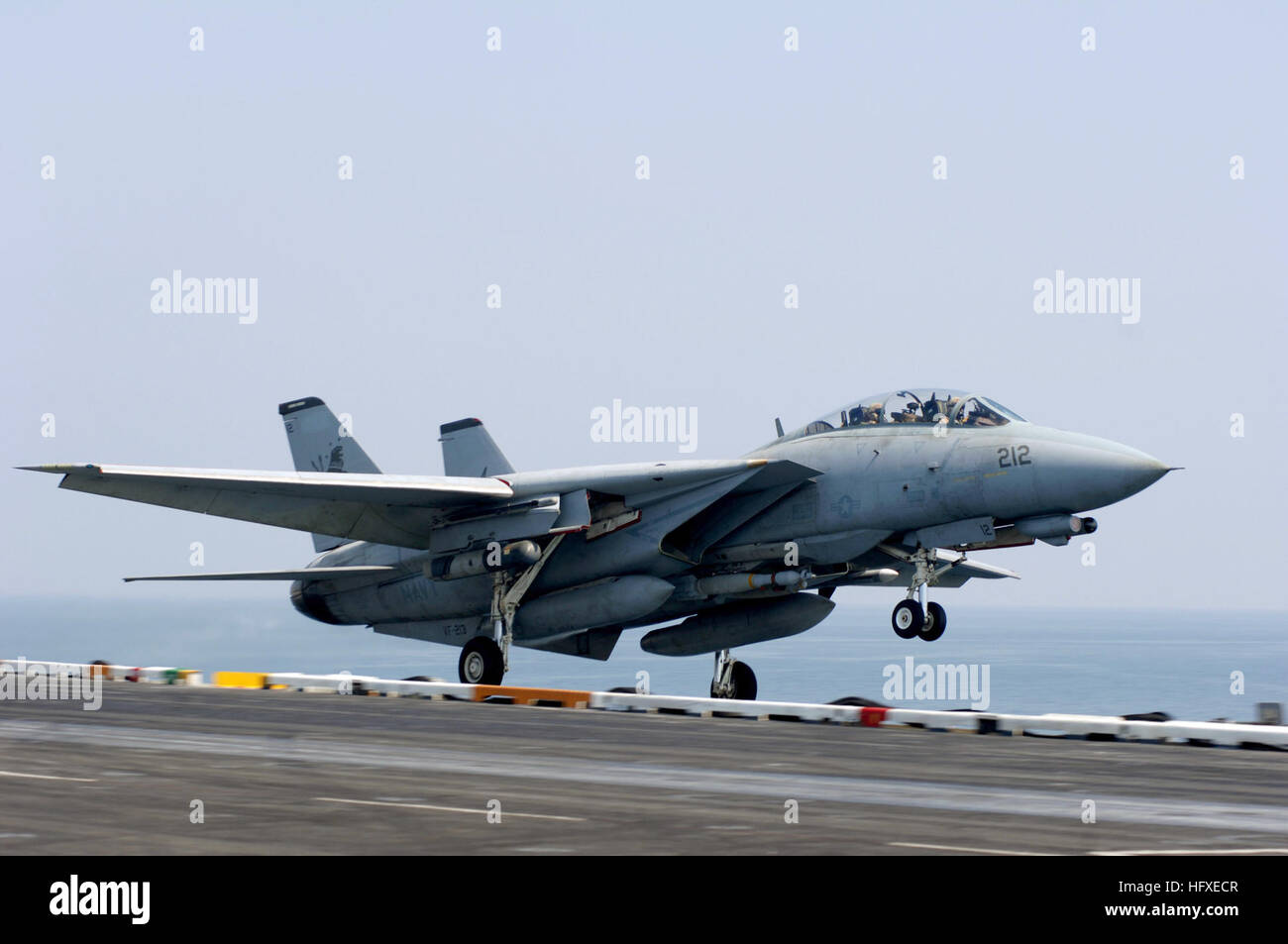 051006-N-2838C-006 du golfe Persique (oct. 6, 2005) - Un F-14D Tomcat, affecté à l'Escadron de chasse de l'ÒBlacklionsÓ Deux Trois Un (VF-213), est lancé sur le poste de pilotage de la classe Nimitz porte-avions USS Theodore Roosevelt (CVN 71). Roosevelt et entrepris Carrier Air Wing 8 (CVW-8) sont actuellement en cours de déploiement sur une conduite d'opérations de sécurité maritime. U.S. Navy photo by Photographer's Mate de 3e classe Michael D. Cole (libéré) US Navy 051006-N-2838C-006 Un F-14D Tomcat, affecté à l'Escadron de chasse de Blacklions Deux Trois Un (VF-213), est lancé de Banque D'Images