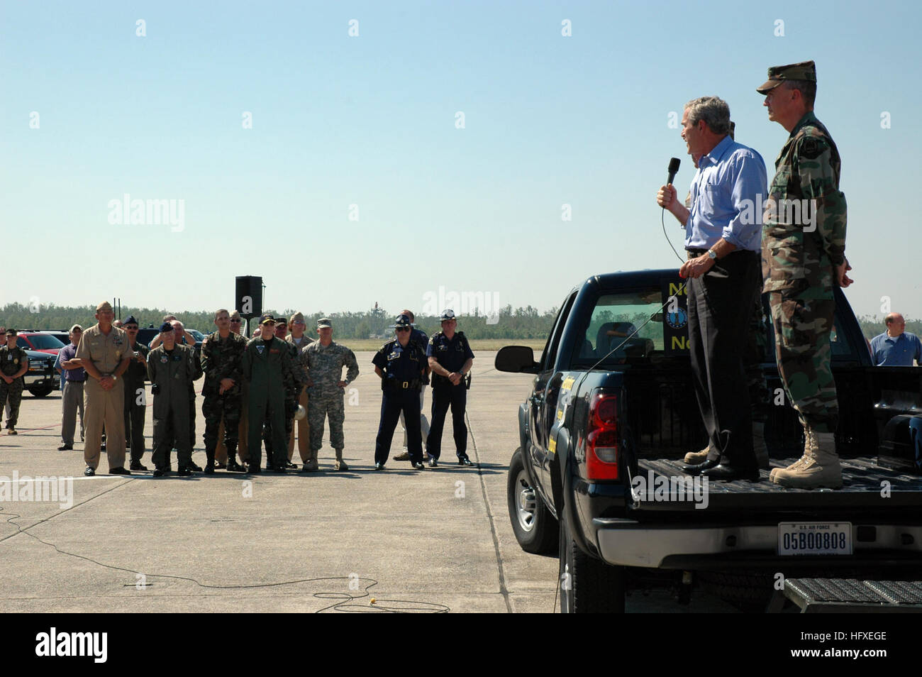 051011-N-9274T-024 New Orleans (oct. 11, 2005) - Le Président George W. Bush aborde le travail acharné et le dévouement des troupes à bord Naval Air Station Joint Reserve Base, La Nouvelle-Orléans. Bush a remercié les membres de leur famille et de leurs efforts pour reconstruire les zones touchées par l'ouragan à leur Òoriginal grandeur.Ó Le président Bush et la première dame rencontrer des responsables militaires de haut rang à JRB NAS, la Nouvelle Orléans pour recevoir des mémoires sur la Force opérationnelle Katrina. La participation de la marine dans les opérations d'aide humanitaire sont menées par la Federal Emergency Management Agency (FEMA), dans Banque D'Images