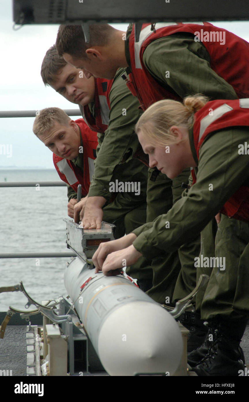 051012-N-6125G-080 à bord du USS Harry S. Truman (de droite à gauche) Controlman incendie 2e classe Iva Cole, Controlman incendie 2e classe Brian Cross, 3ème classe Controlman Incendie Bo Erwin, et Fire Controlman 3e classe Richard Todd fixer un rail sur un missile de l'OTAN, qui se préparent à le charger dans une plate-forme de lancement à bord du USS Harry S. Truman (CVN 75). Truman est actuellement à des qualifications de l'opérateur et soutien la formation s'est lancé avec Carrier Air Wing (CVW) 3 au large de la côte Est des États-Unis. Photo US Navy par le photographe 4400 3 classe Eric S. Garst. (Publié par TVH Pu Banque D'Images