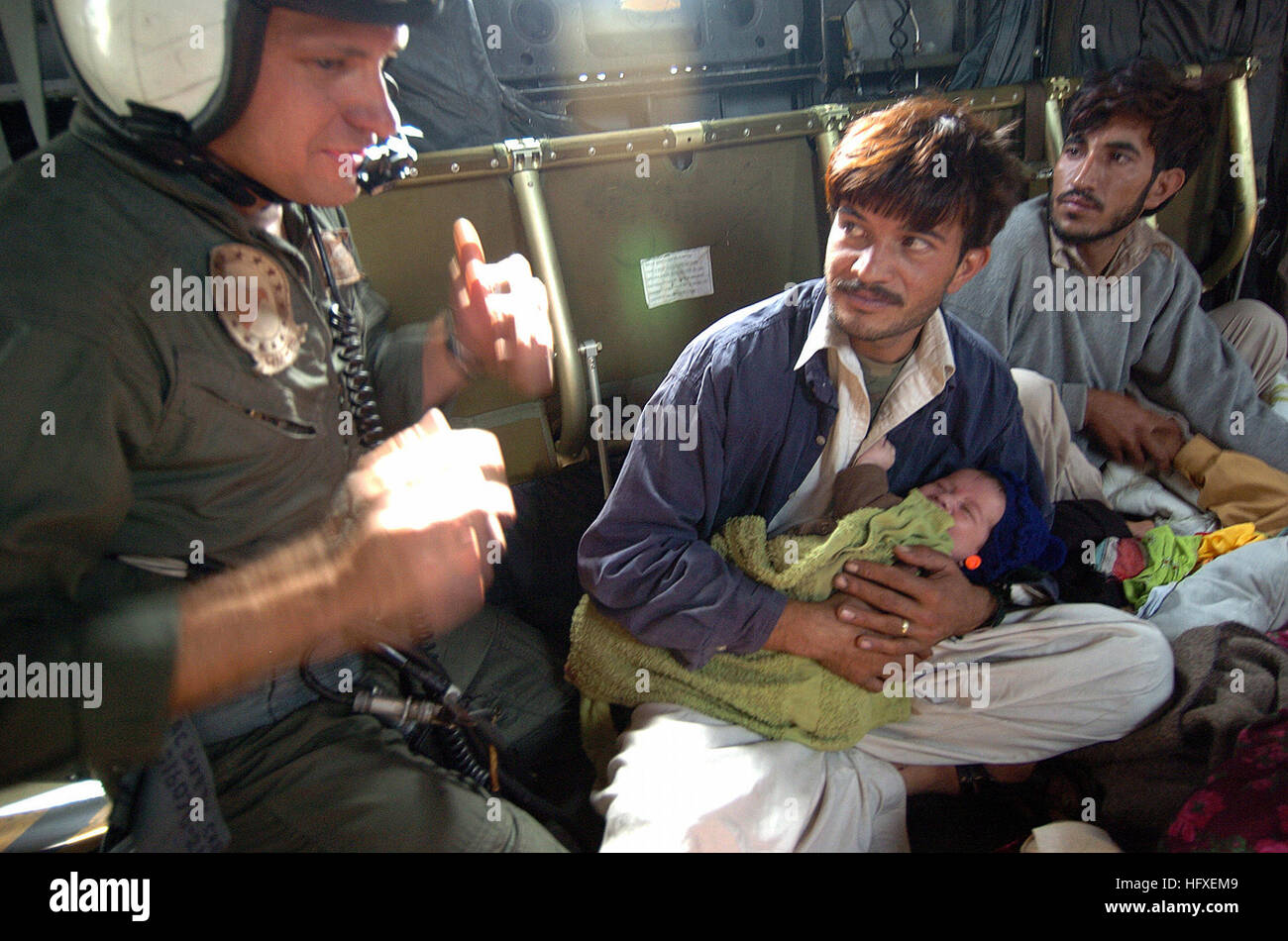 051014-N-8796S-172 Muzafarabad, Pakistan (oct. 14, 2005) - Technicien en électronique de l'aviation de la Marine américaine 2e classe John Wilkins parle avec des Pakistanais blessés à bord d'un MH-53E Sea Dragon Hélicoptère Hélicoptère, affectés à la lutte contre les mines 15 Escadron (HM-15). Deux hélicoptères MH-53E à partir de l'escadron, détachement de Bahreïn a fait les 3 jours de vol du nord du Pakistan pour aider dans les efforts de secours en cours. Le gouvernement des États-Unis est de participer à une force multinationale de l'aide humanitaire et de soutien menée par le Gouvernement pakistanais pour venir en aide aux victimes des ear Banque D'Images