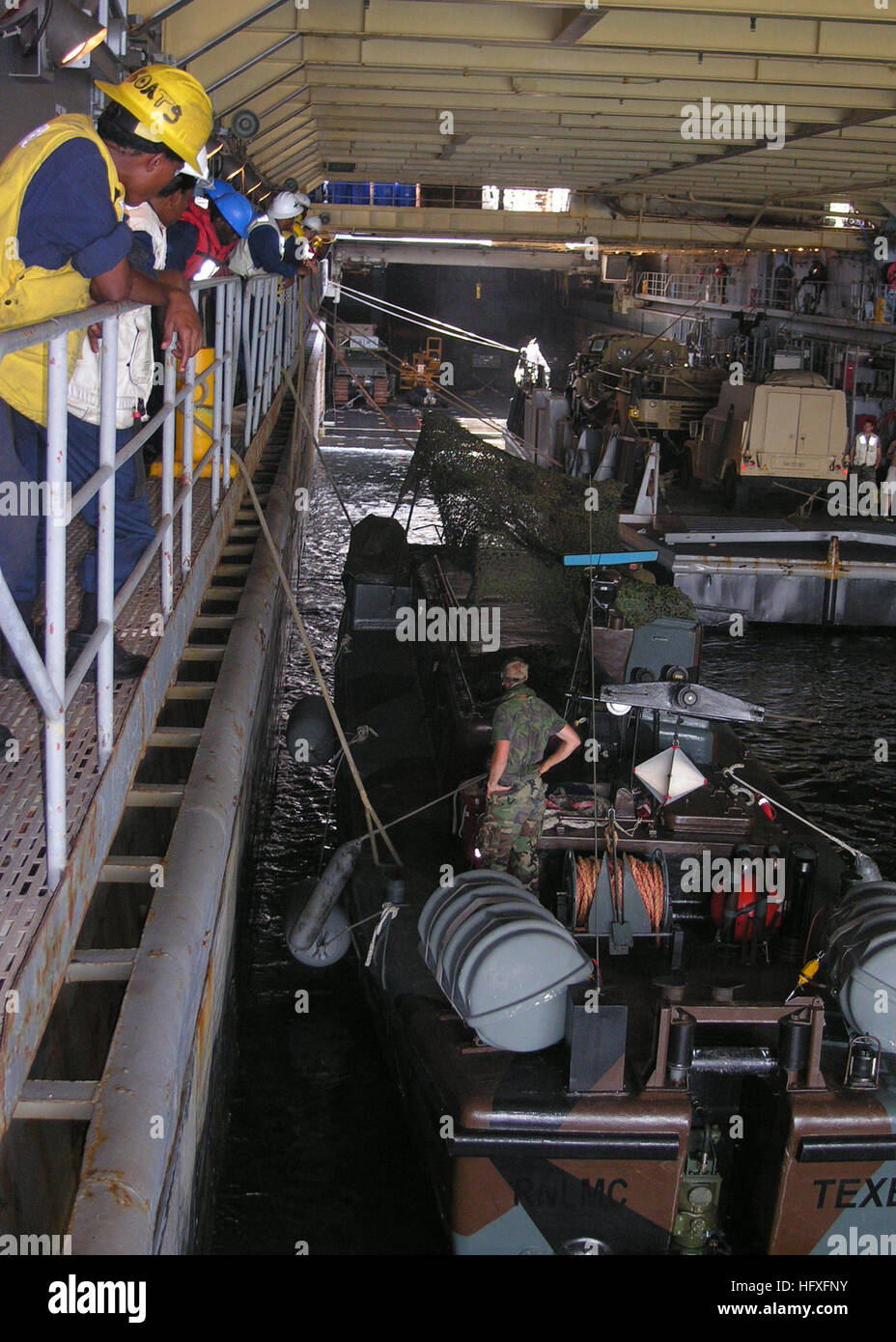 051106-N-6708W-114 de l'Océan Atlantique (nov. 6, 2005) Ð service pont à bord du personnel de la station d'atterrissage, le USS Gunston Hall (LSD 44), amarrer un bateau de débarquement Véhicule personnel (LCVP) de la Royal Netherlands landing platform dock HNLMS Rotterdam (L800), dans le cadre de l'exercice au cours de l'Osprey vert croisière de formation de l'Afrique de l'Ouest (CISO) 2006. Le WATC améliore la sécurité et la coopération favorise de nouveaux partenariats entre les États-Unis, l'Organisation du Traité de l'Atlantique Nord partenaires et les nations d'Afrique de l'Ouest du Ghana, le Sénégal, la Guinée et le Maroc grâce à la réalisation de la formation et de l'engagement Banque D'Images