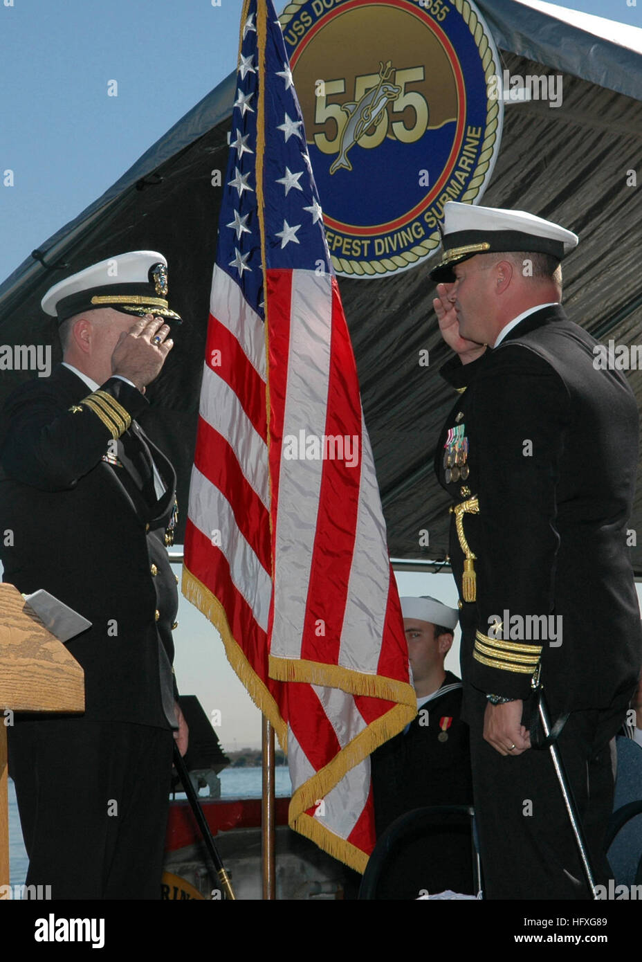 051118-N-3714J-067 San Diego (nov. 18, 2005) - Le Cmdr. Andrew C. Wilder soulage le Cmdr. Edward L. Hasell comme officier commandant, USS Dolphin (AGSS) 555 au cours d'une cérémonie de passation de commandement au Space and Naval Warfare Systems Command. Dolphin a été mise en service le 17 août 1968 et sert de sous-marin de la Marine la plongée profonde et scientifique de la plate-forme d'essai. Il est affecté à l'Escadron de développement sous-marin cinq à San Diego. U.S. Navy photo by Photographer's Mate 2e classe Erika N. Jones (libéré) US Navy 051118-N-3714J-067 Le Cmdr. Andrew C. Wilder soulage le Cmdr. Edward L. Hasell comme officier commandant, USS Banque D'Images