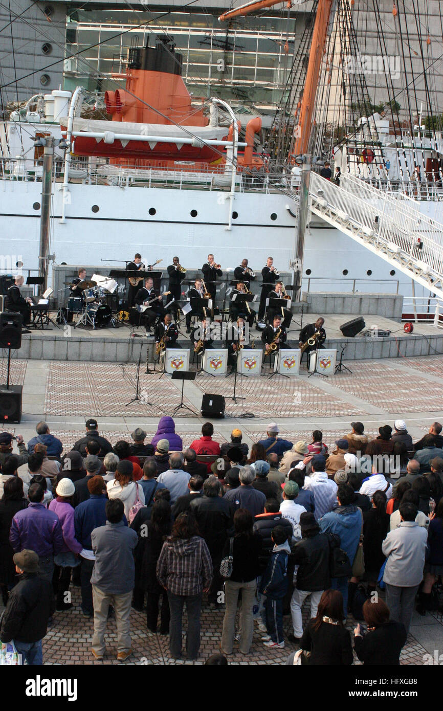 051120-N-5952N-002 Yokohama, Japon (nov. 20, 2005) - Le commandant de la septième flotte américaine, en face de l'exposition navire Nippon Maru près du Musée maritime de Yokohama. La bande de divertir des centaines de fans enthousiastes, comme ils ont joué la musique de jazz big band et au cours de l'heure-long spectacle gratuit. Le musée a été créé en 1989 pour commémorer le 130e anniversaire de l'ouverture du port de Yokohama. U.S. Navy photo by Chef le journaliste Brian Naranjo (libéré) US Navy 051120-N-5952N-002, le commandant de la septième flotte américaine en avant du navire Nippon Maru exposition près de la Yokoham Banque D'Images