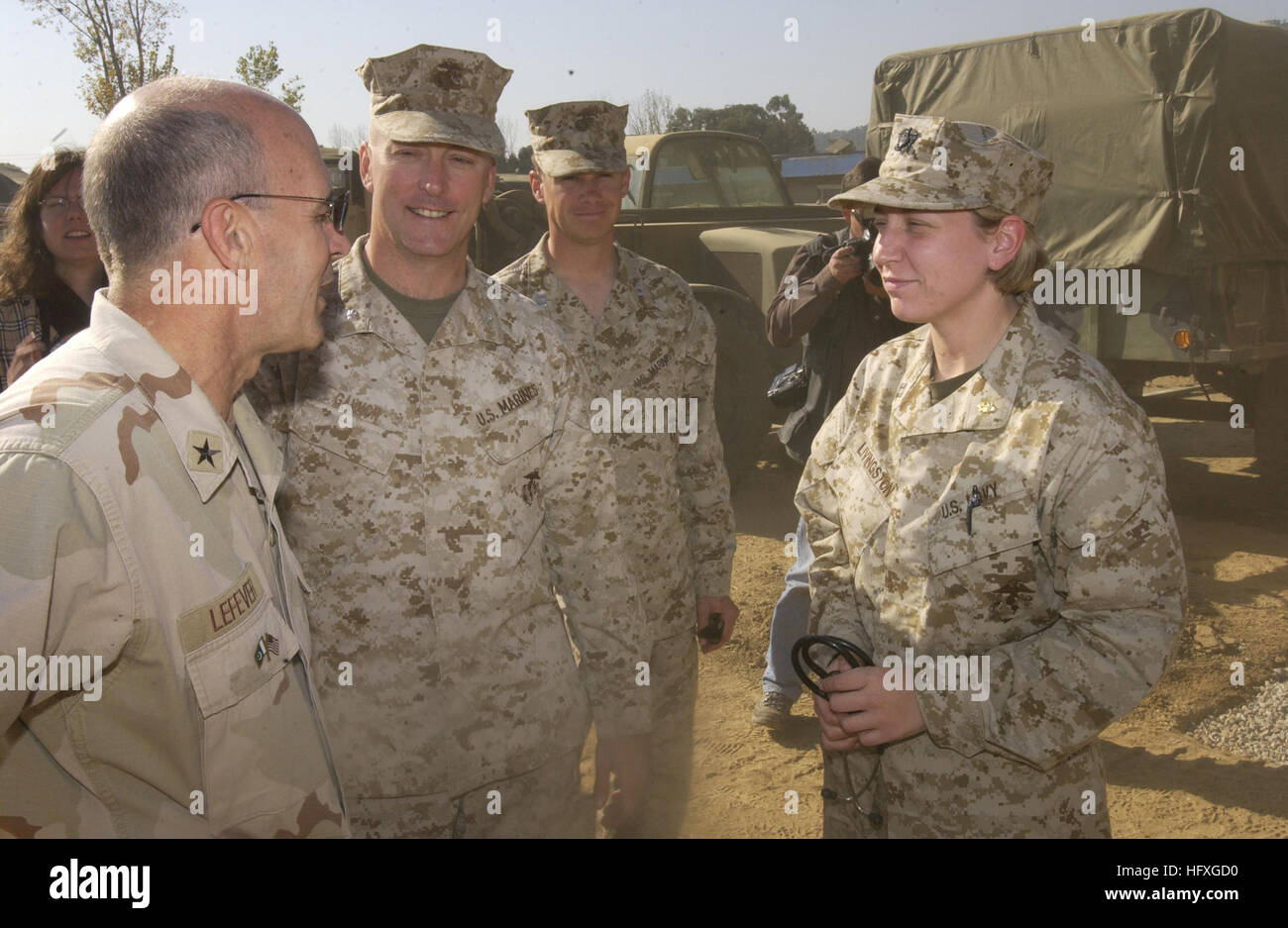 Le Contre-amiral de la marine Mike Lefever parle avec l'infirmière de la Marine Lt Kimberly N. Livingston sur les conditions des patients à l'équipe de secours médical III dans Shikari, Pakistan, le 23 novembre 2005. L'équipe de secours médical donne à l'aide médicale aux personnes dans la région Shikari. (U.S. Air Force Photo par : Sergent Russ Quinton) US Navy 051123-F-9927R-013, commandant du Centre d'aide en cas de catastrophe  % %5Endash, le Pakistan, l'arrière de l'US Navy Adm. Mike Lefever, parle avec le lieutenant de la Marine américaine Kimberly N. Livingston, sur les conditions des patients Banque D'Images