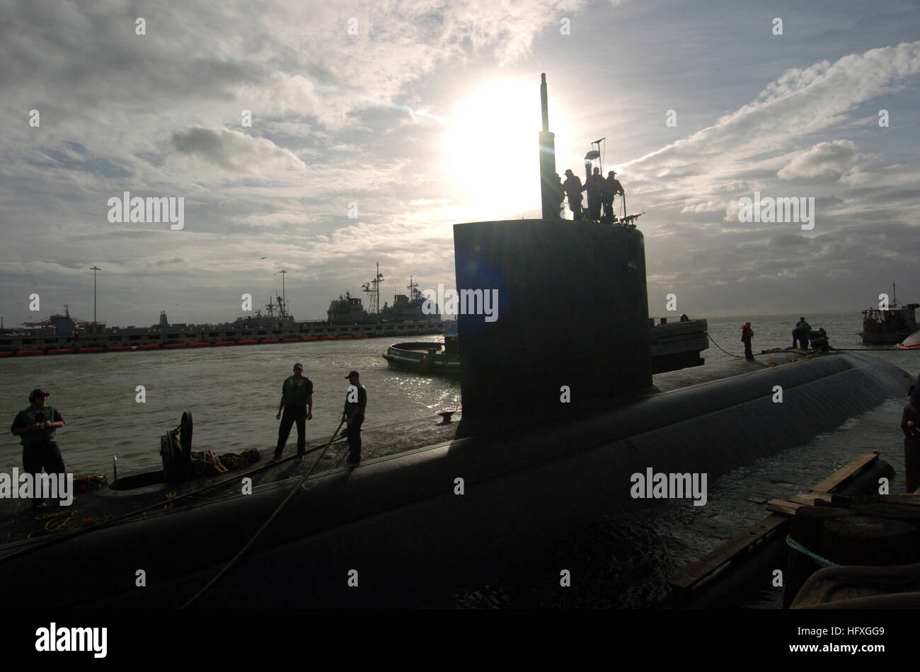 051129-N-6639M-005 Norfolk, Va. (nov. 29, 2005) - Les marins à bord de la Los Angeles-classe d'attaque USS Charlotte (SSN 766) moor le sous-marin après son arrivée à la base navale de Norfolk. Charlotte a quitté son port d'attache de la base navale de Pearl Harbor, à Hawaï, le 27 octobre, à destination de chantier naval de Norfolk à Portsmouth, où le sous-marin seront soumis à une période de modernisation du dépôt avant de retourner à la flotte du Pacifique à la fin de 2006. U.S. Navy photo by Photographer's Mate Laura 3e classe A. Moore (libéré) US Navy 051129-N-6639M-005 Les marins à bord de la Los Angeles-classe d'attaque USS Charlotte Banque D'Images