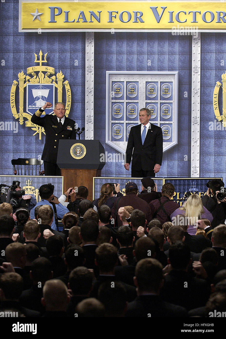 N 95k 001 Annapolis Maryland Nov 3005 D U S Naval Academy Vice Directeur De L Adm Rodney P Rempt Introduit Le President George Bush A La Brigade Des Aspirants De Marine Avant D Bushos Discours A L Academie