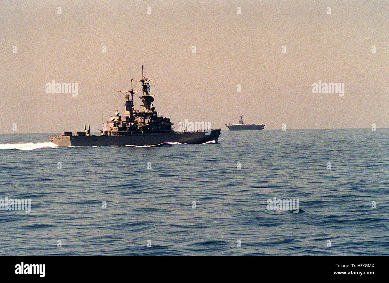 Le sous croiseur lance-missiles USS TEXAS (CGN-39) à la vapeur sous porte-avions USS Carl Vinson (CVN-70). USS Texas (CGN-39) Banque D'Images