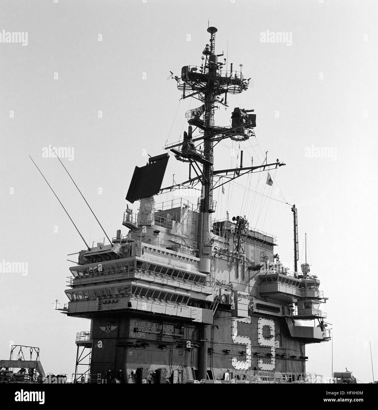 L'antenne la plus récente mâtures sont affichées dans cet arc close-up de l'île et de mâts des porte-avions USS FORRESTAL (CV 59). USS Forrestal (CV-59) Island et de mâts Banque D'Images