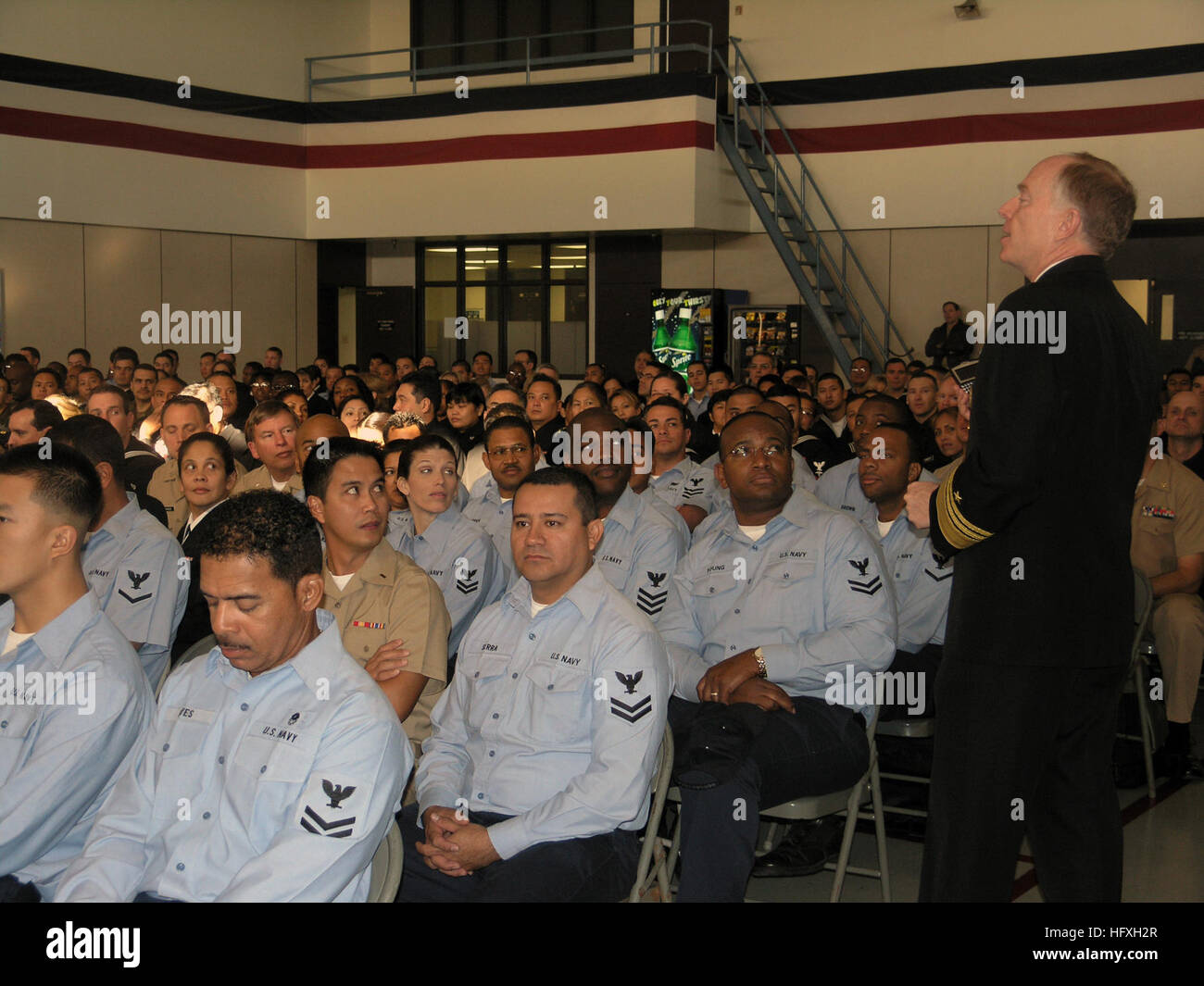 051210-N-8148P-006 Los Angeles, Californie (31 déc. 10, 2005) Ð Chef de la réserve de la Marine, Vice-Adm. John G. Coton, rend visite à la Marine et Marine Corps Reserve Center Los Angeles (MCRCLA). Plus de 14 000 marins coton traitée pendant un appel toutes les mains sur les perspectives de l'se réserve marine d'active et de réserve, l'intégration et l'avenir de centres d'opérations conjointes. Photo de la Marine américaine par le journaliste 2e classe Margaret A. Peng (libéré) US Navy 051210-N-8148P-006 Directeur de la réserve de la Marine, Vice-Adm. John G. Coton, rend visite à la Marine et Marine Corps Reserve Center Los Angeles (MCRCLA) Banque D'Images