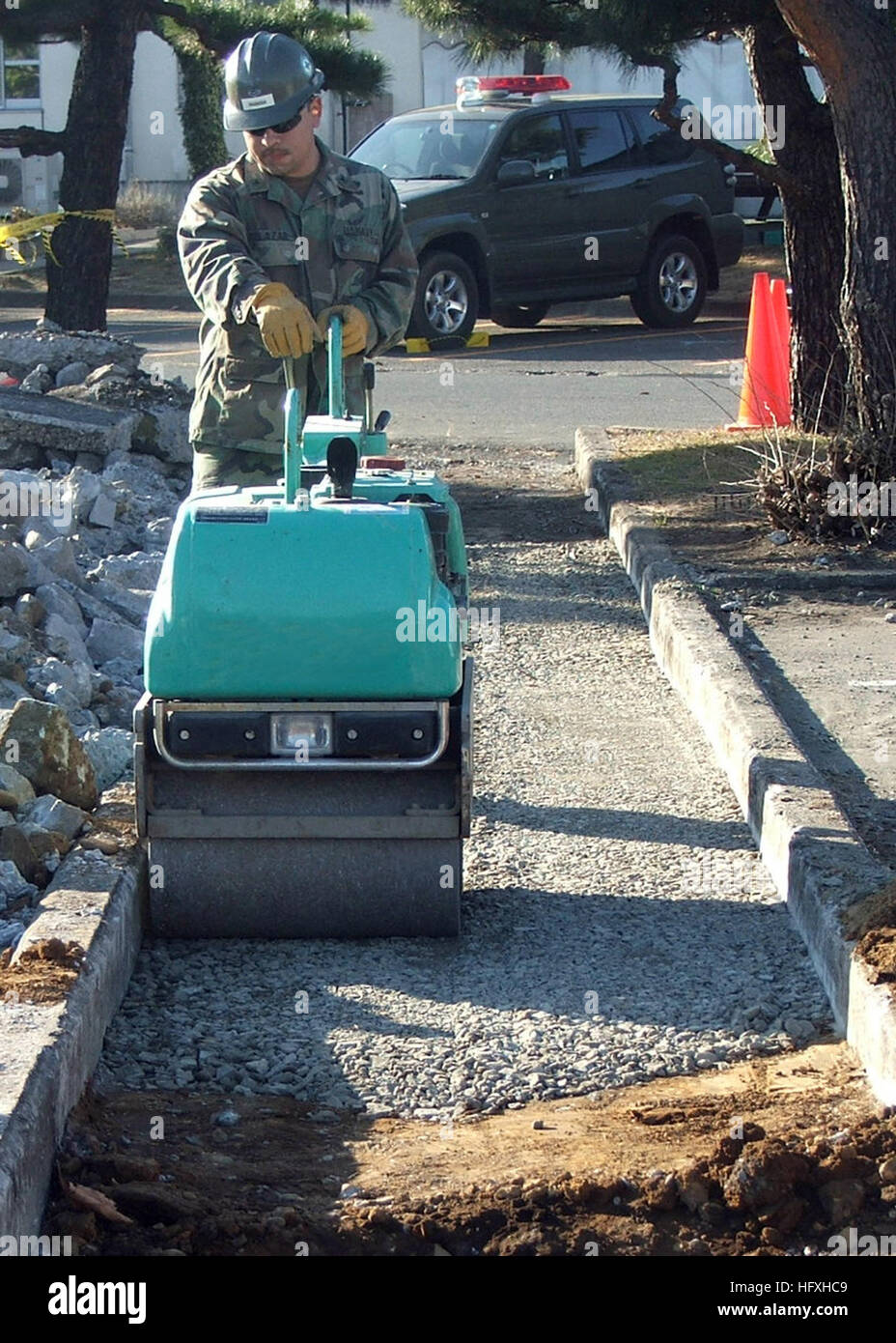 060129-N-3590R-012 Atsugi, au Japon (29 janvier 2006)- électricien de construction 2e classe Jorge Salazar affectés à la construction navale (4 Bataillon Mobile NMCB-4), Det, Atsugi compacte le sol en préparation pour une mise en place de béton sur un trottoir Projet de rénovation. NMCB-4 est à bord des boucliers Camp sur l'île d'Okinawa, au Japon, pour un service de six mois de déploiement du Pacifique. Photo de la Marine américaine par l'Adjudant-chef Glen Richardson (libéré) US Navy 060129-N-3590R-012 électricien de construction 2e classe Jorge Salazar affectés à la construction navale (4 Bataillon Mobile NMCB-4), Det Atsugi, compact Banque D'Images