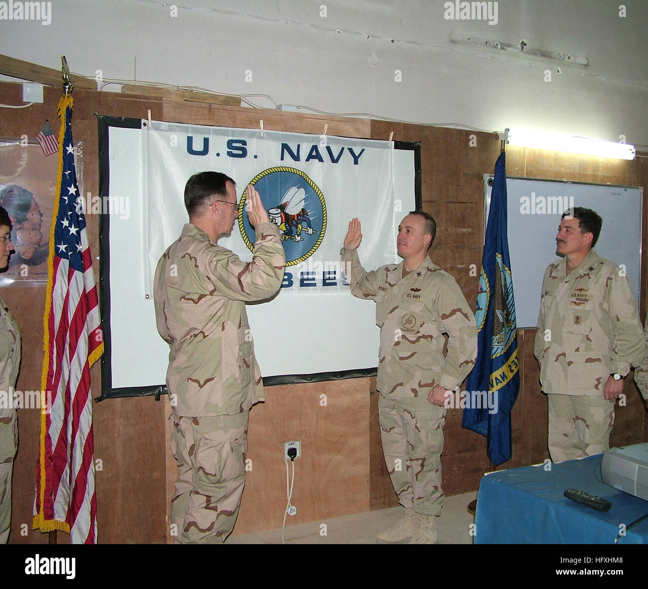 CAMP Falloujah, en Irak - Chef des opérations navales (ONC), Adm. Mike Mullen est de faire prêter le serment de réinscription à Builder 1re classe (SCW) Owen McCurley du 30e Régiment de la construction navale (RCN) (FWD). La 30e RCN (FWD) est actuellement déployé à l'Iraq dans le cadre de l'opération Iraqi Freedom offrant des services de construction et de génie par l'Al Anbar, Province de l'ouest de l'Iraq plus de province. U.S. Navy photo by PN3 Bayatpour Ashkan US Navy 060102-N-8690B-665 Chief of Naval Operations (ONC), Adm. Mike Mullen, administre le serment de l'enrôlement à Builder 1re classe de l'Owen McCurley Banque D'Images