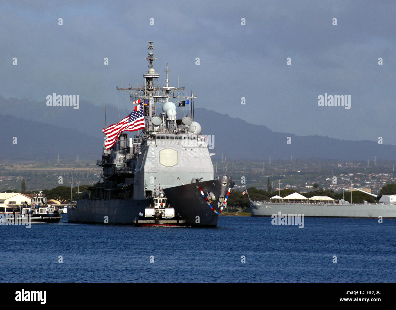 060109-N-4965F-004 Pearl Harbor, Hawaii (jan. 9, 2006) - Le croiseur lance-missiles USS (Chosin CG 65) se prépare à tirer du côté de la jetée à Pearl Harbor après son retour de déploiement de six mois dans le cadre du groupe expéditionnaire Tarawa (ESG). Chosin déployés dans le golfe Persique à l'appui la guerre globale contre le terrorisme. U.S. Navy photo by Photographer's Mate 1re classe James E. Foehl (USS) Parution (CG 65 Chosin) revenant d'un déploiement en 2006 Banque D'Images