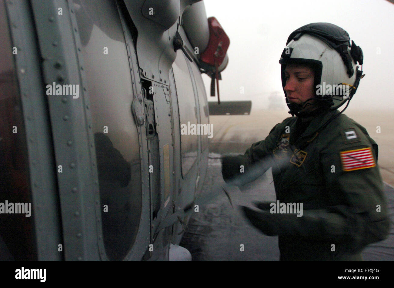 060113-N-9866B-007 San Diego (janv. 13, 2006) - Le Lieutenant Jessica Parker MH-60S, un pilote d'hélicoptère Seahawk, affecté à la "Black Jacks" d'hélicoptères de combat de la mer deux Escadron Un (HSC-21), fait un début de matinée visite pré-vol sur la ligne de vol de Naval Air Station North Island, avant de prendre un avion pour le navire d'assaut amphibie USS Peleliu (LHA 5). Groupe expéditionnaire de Peleliu et trois (ESG-3) sont en cours au large de la côte de la Californie du Sud la conduite de leur exercice d'une force opérationnelle (JTFEX) en préparation pour un prochain déploiement prévu. Photo de la Marine américaine par le journaliste 2e classe Zack Banque D'Images